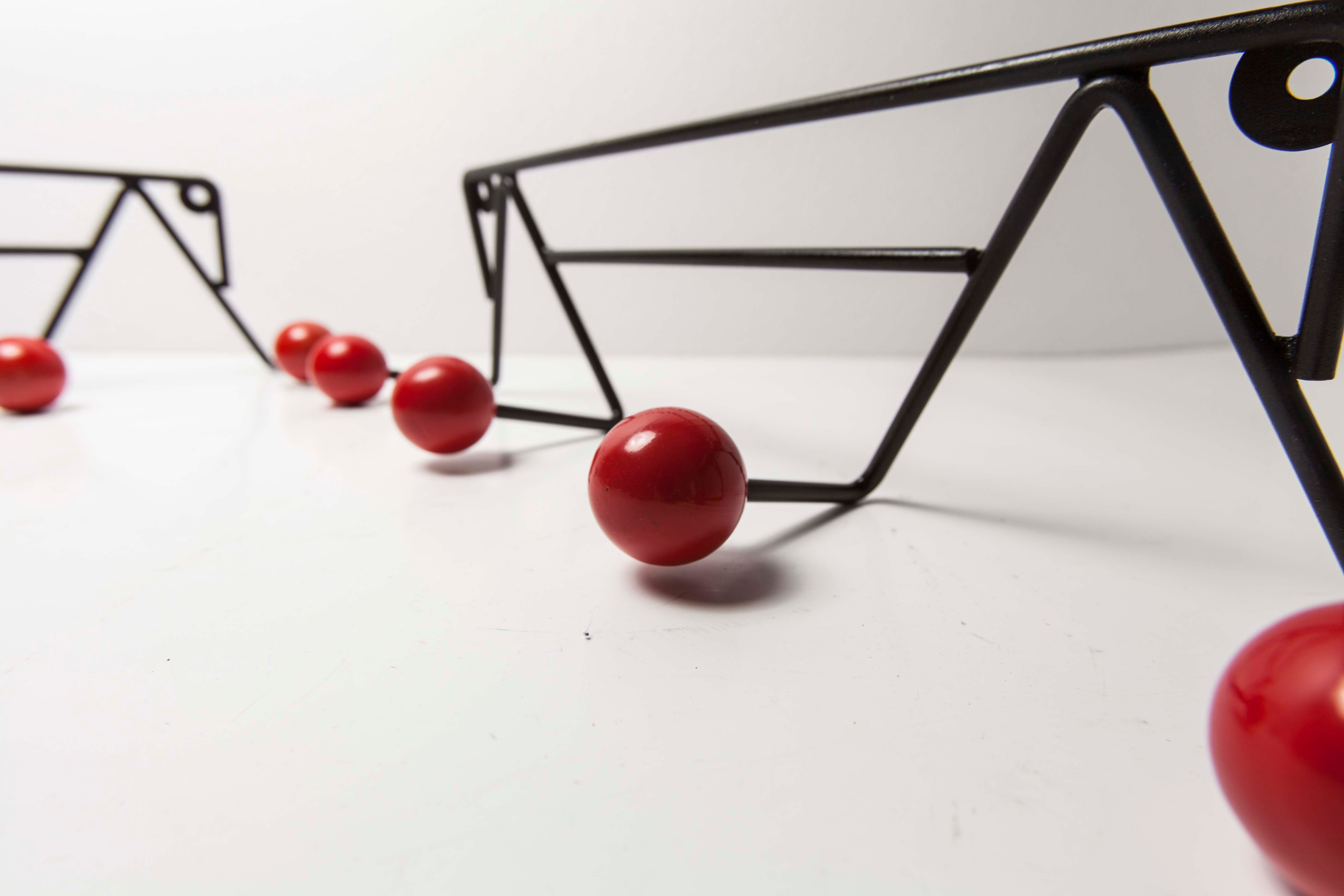Coatrack 60s black and red 4 balls