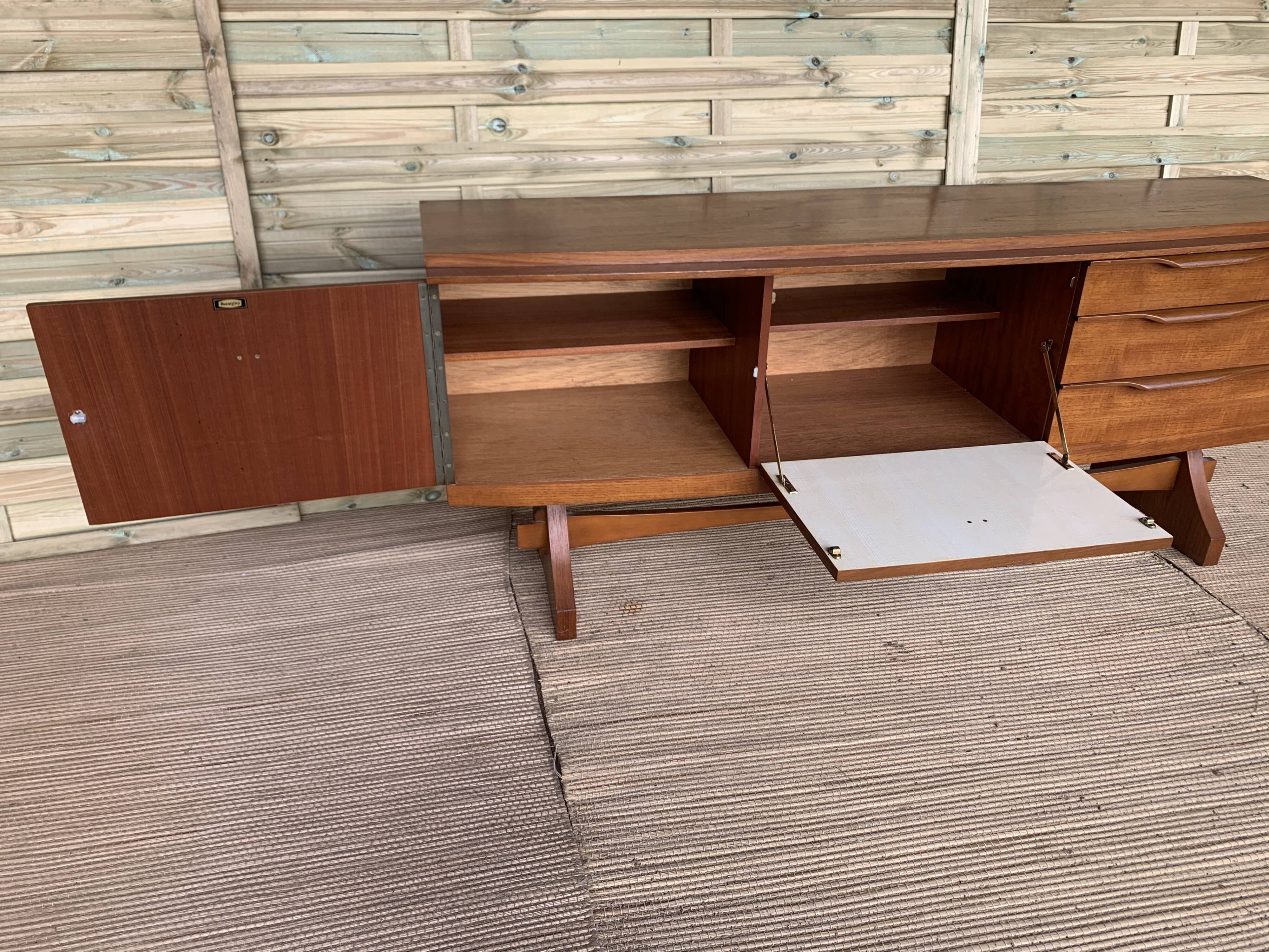 Scandinavian-style english line in teak