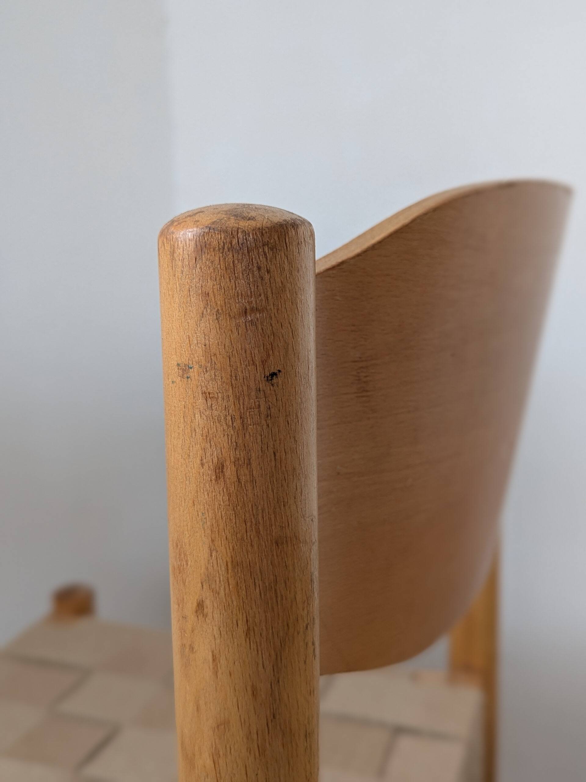 Set of 6 stackable chairs in beech and jute.