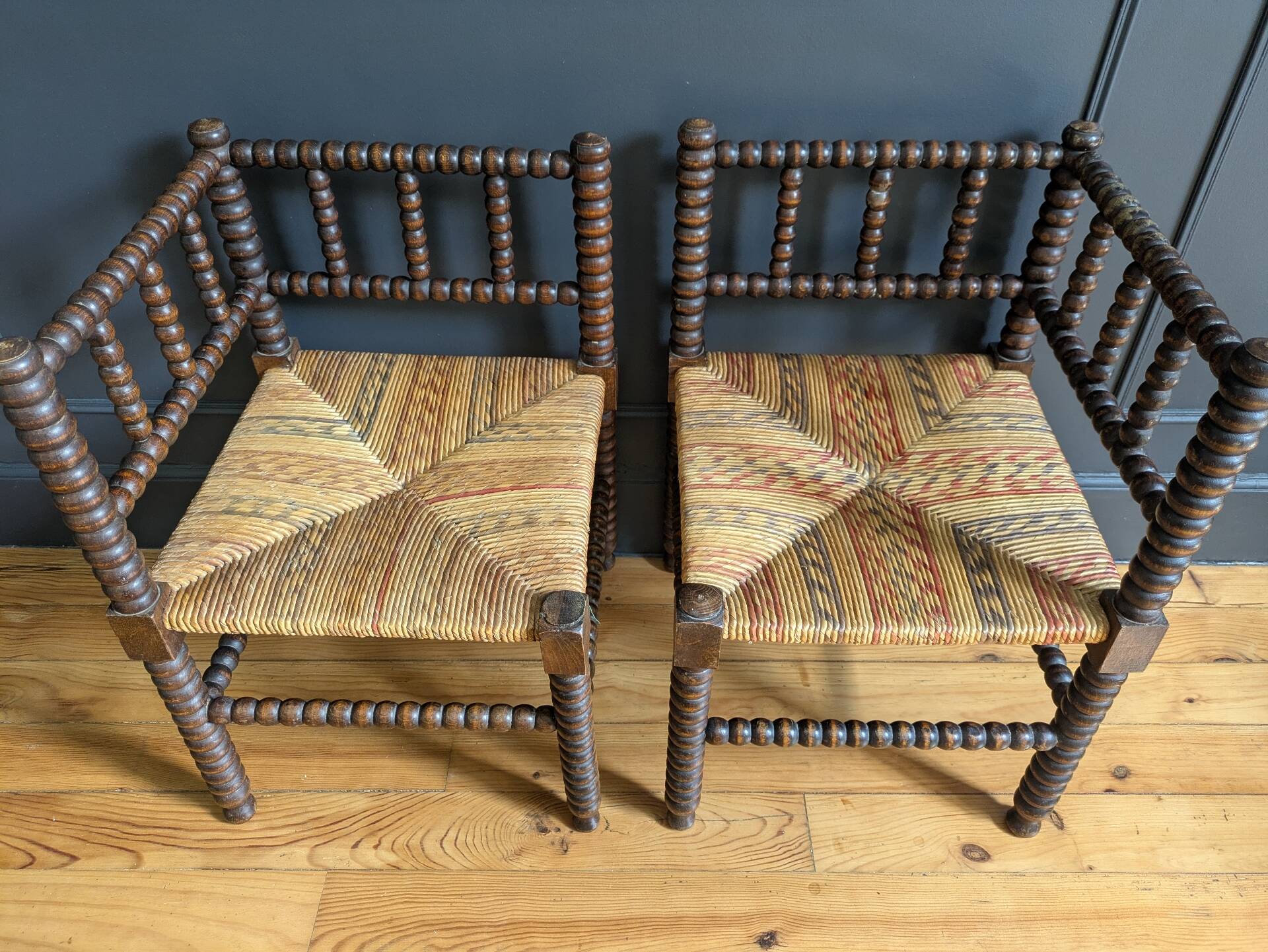 Paire de fauteuils anciens dits "Bobine"