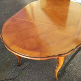 Table à manger en bois style Louis XV