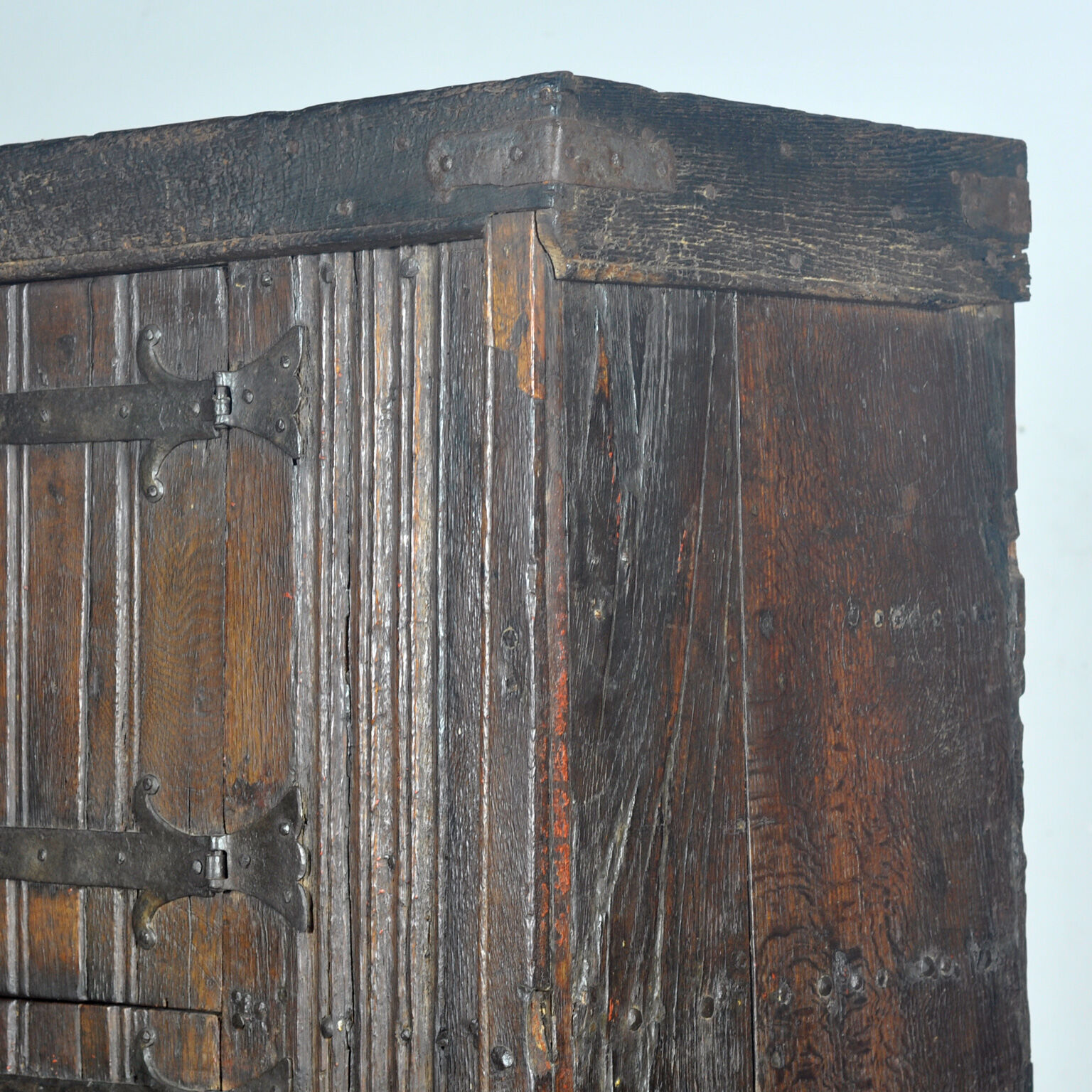 Basque oak storage cabinet, 17th century