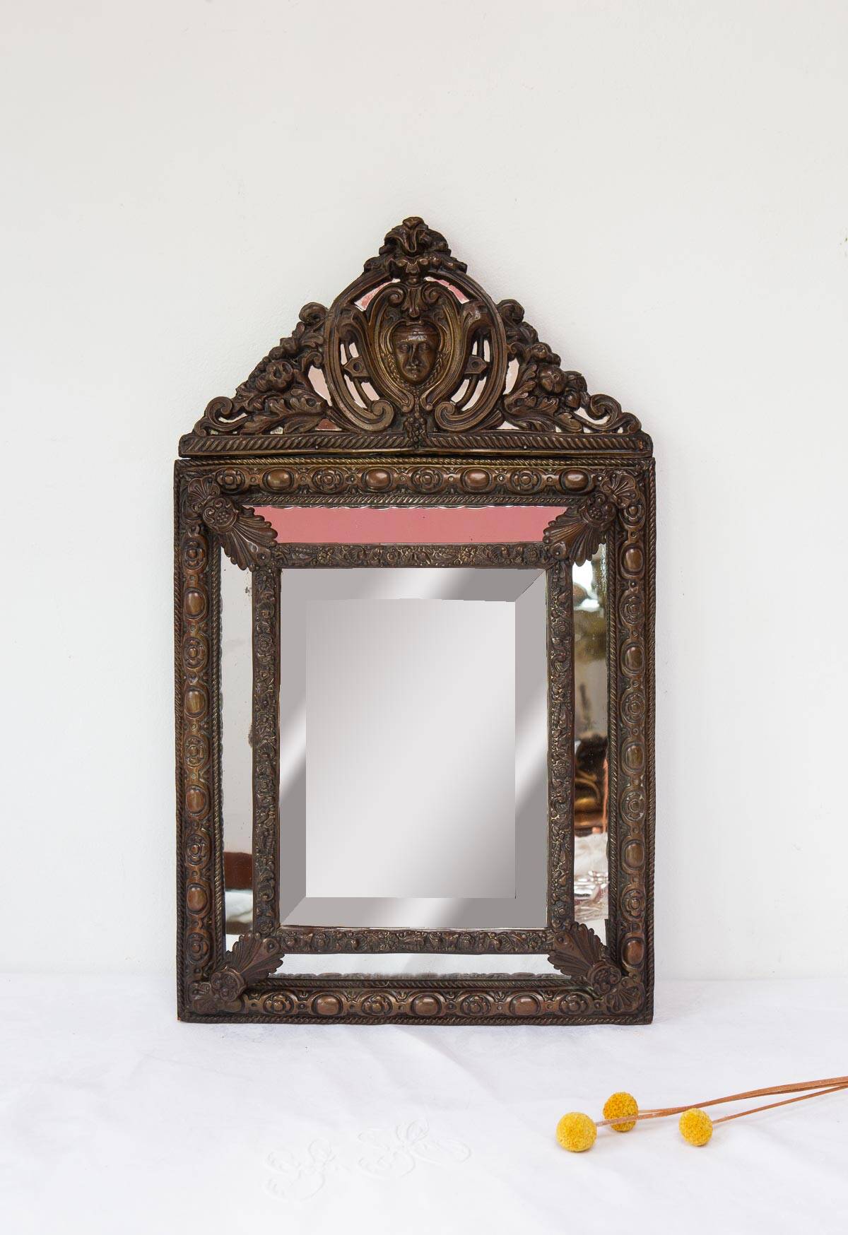 Ancien miroir français en laiton repoussé avec fronton XIXe siècle (56 cm)