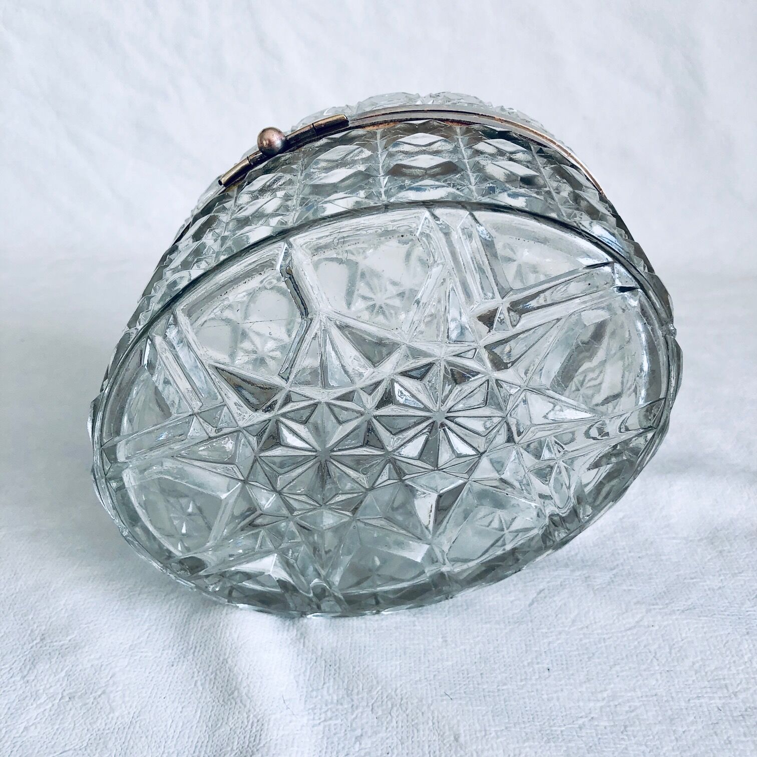 Boite à bijoux en verre taillé et laiton argenté
