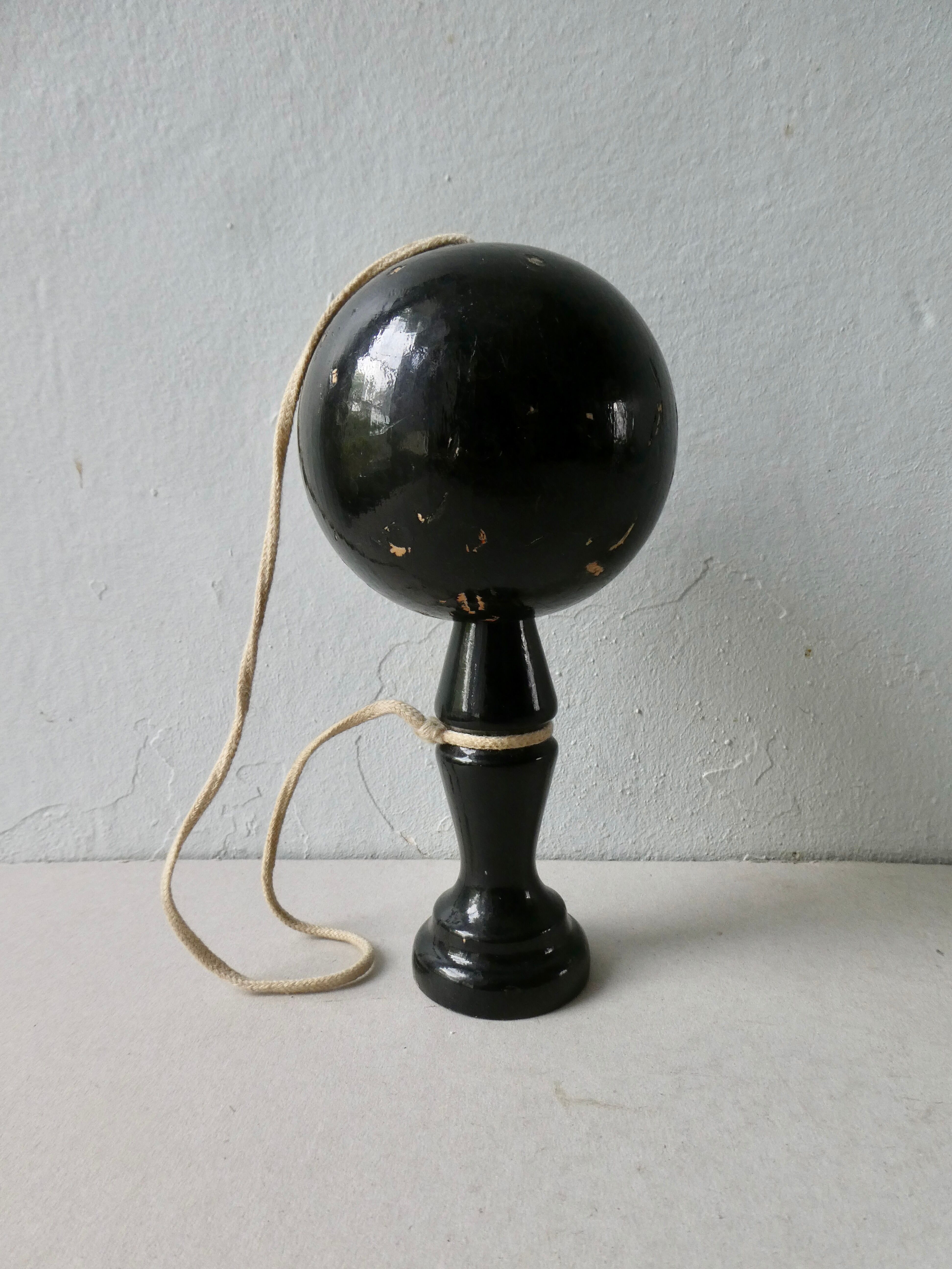 Bilboquet old lacquered black 18 cm