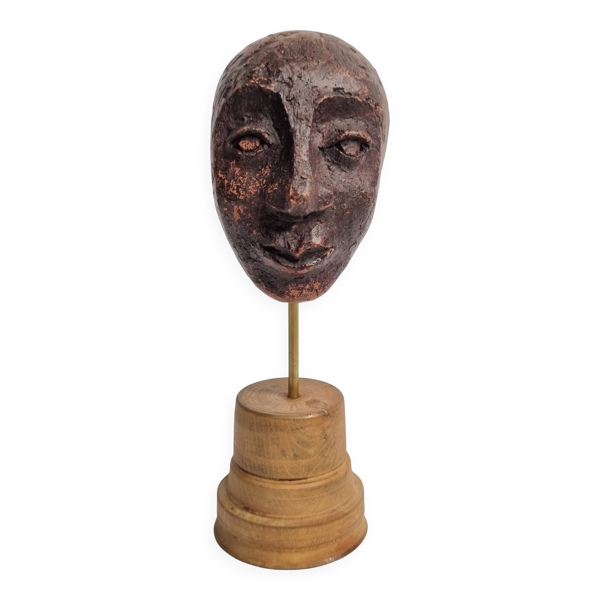 Tête sculptée expressive en terre cuite patinée sur socle en bois — Beyit