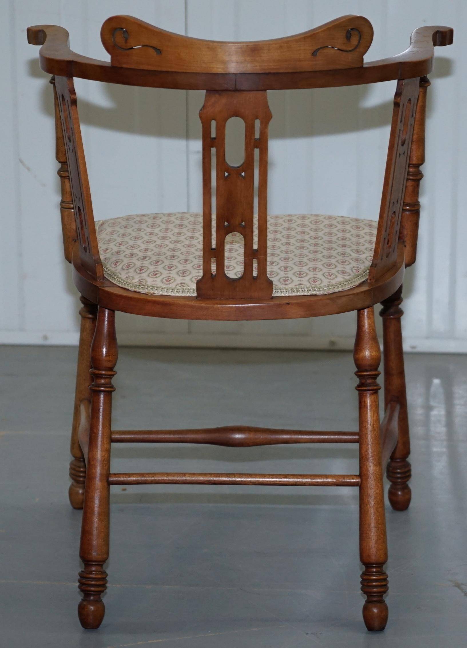 Chaise en noyer Edwardian à dossier courbé avec incrustation de nacre style Arts and Crafts