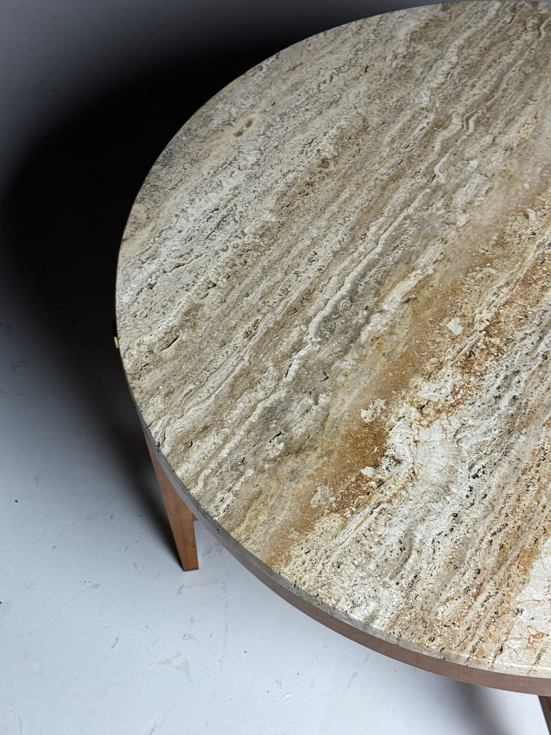 Table basse en marbre travertin