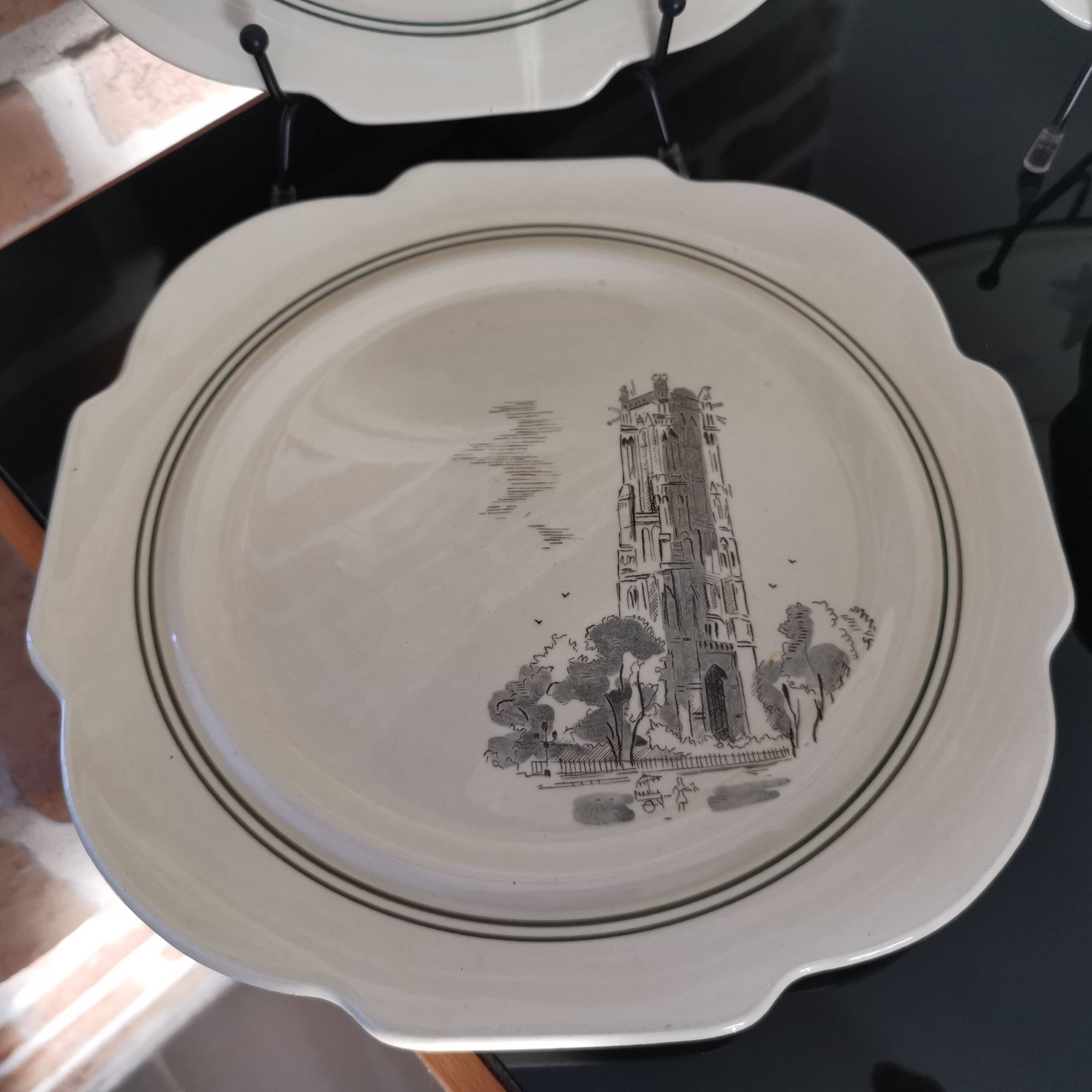 Série de 12 assiettes à dessert et son plateau à gâteaux Gien Paris Monuments