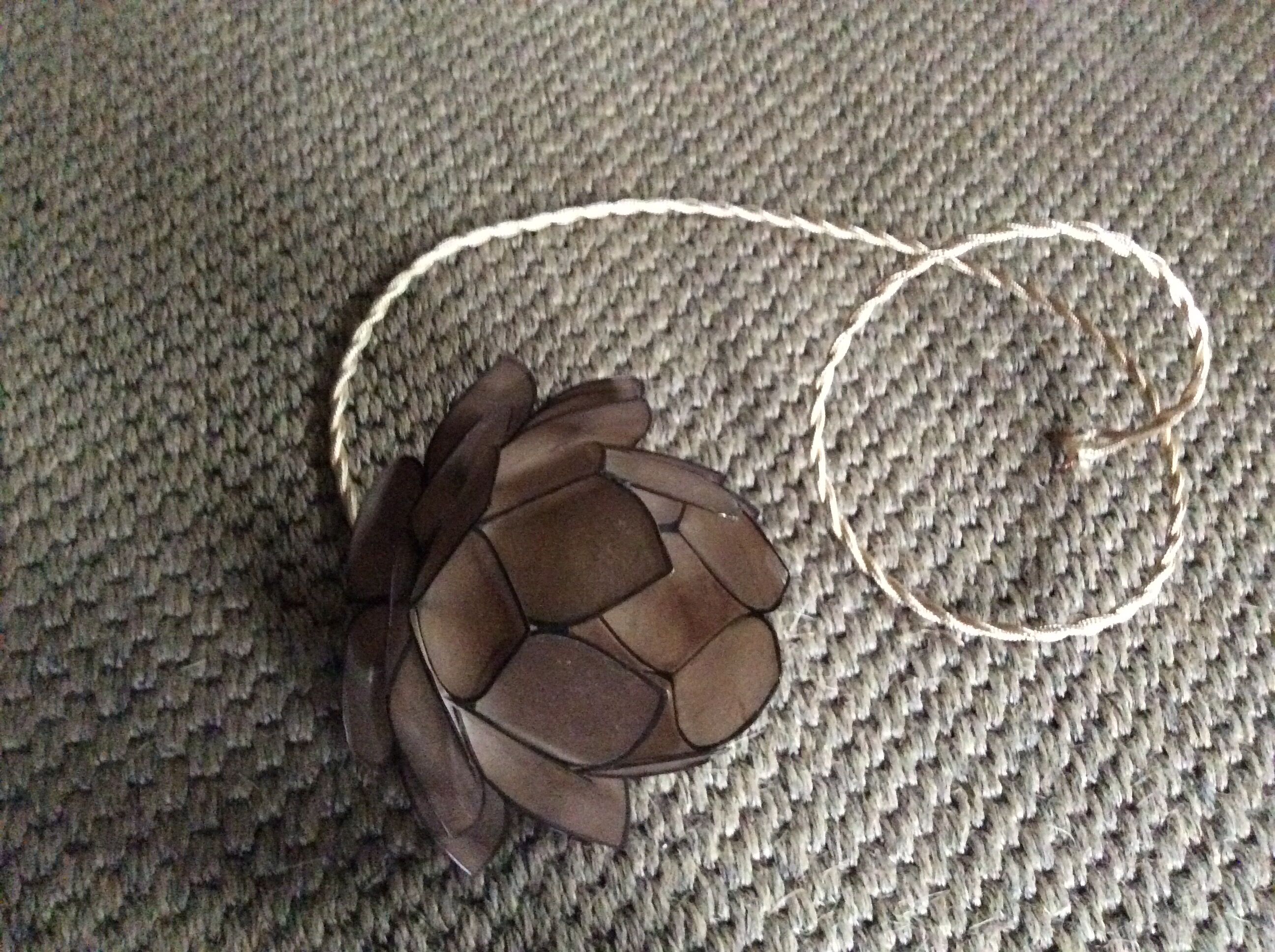 Mother-of-pearl suspension