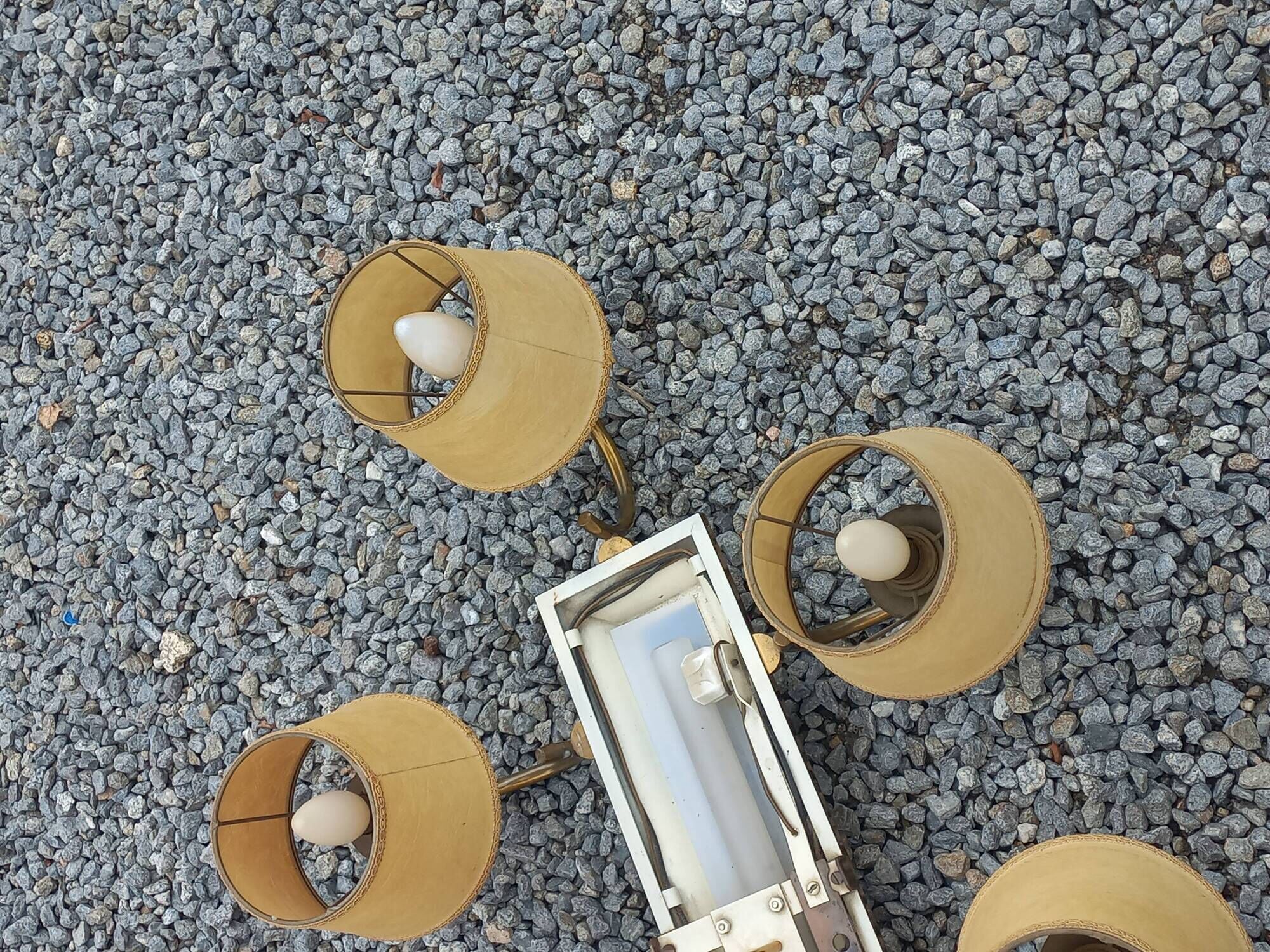 Vintage chandelier in gilded brass, chromed metal and plexiglass from the 1950s