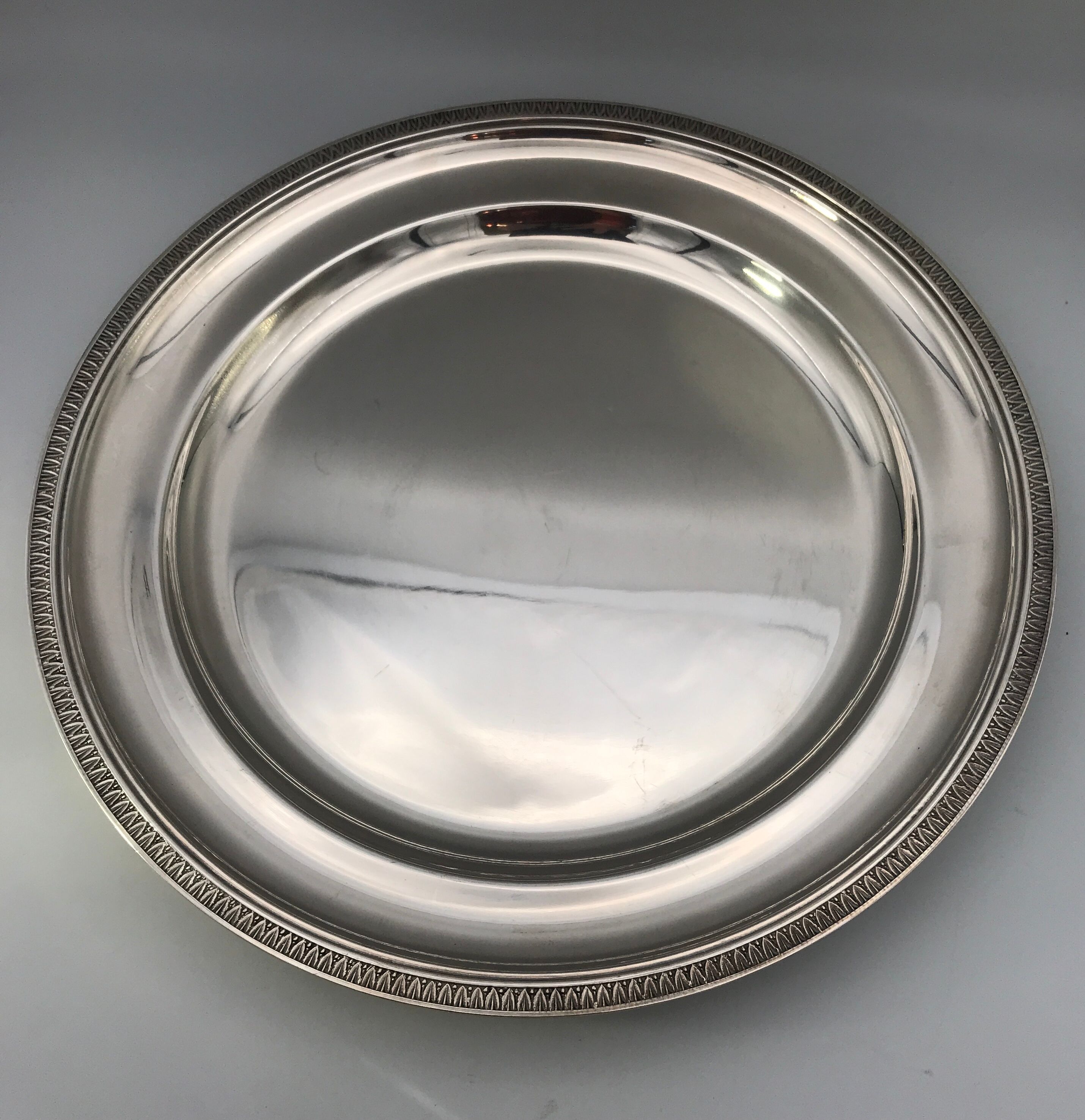 Round silver metal outline water leaf decoration, Félix Frères Goldsmith