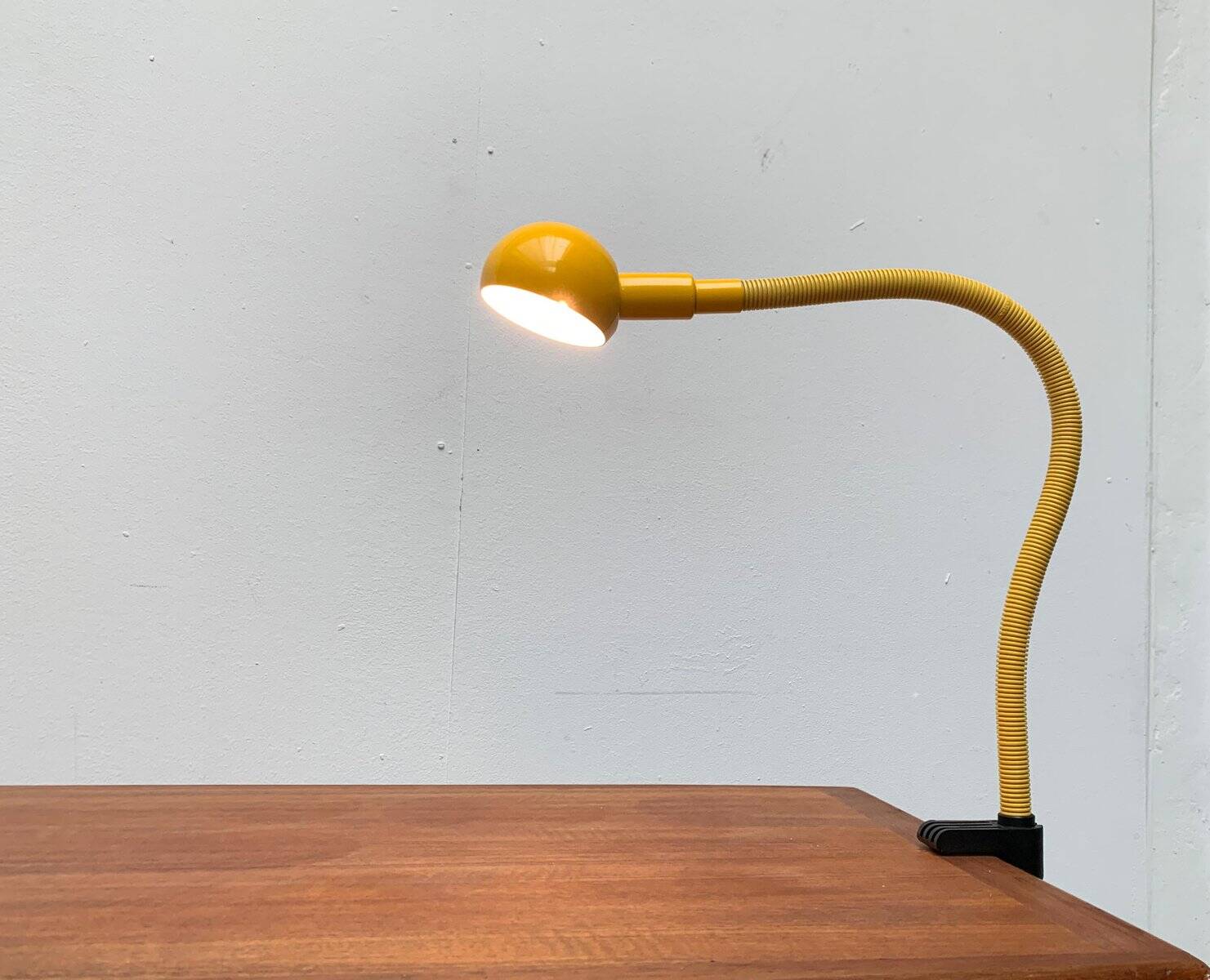 Vintage Italian space age table lamp Hebi by Isao Hosoe for Valenti Luce.