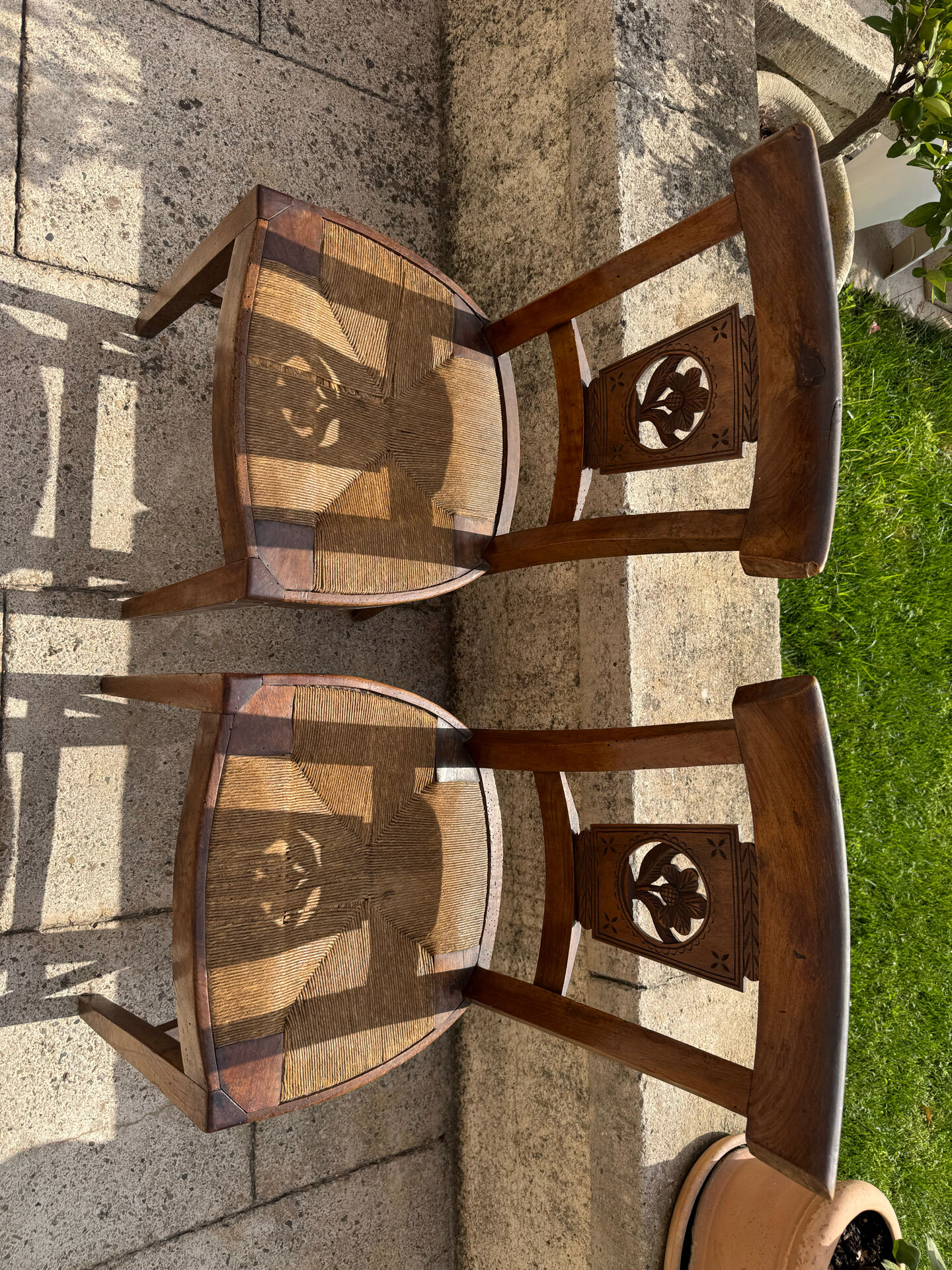 Paire de chaises artisanales xix’ en noyer et paillage