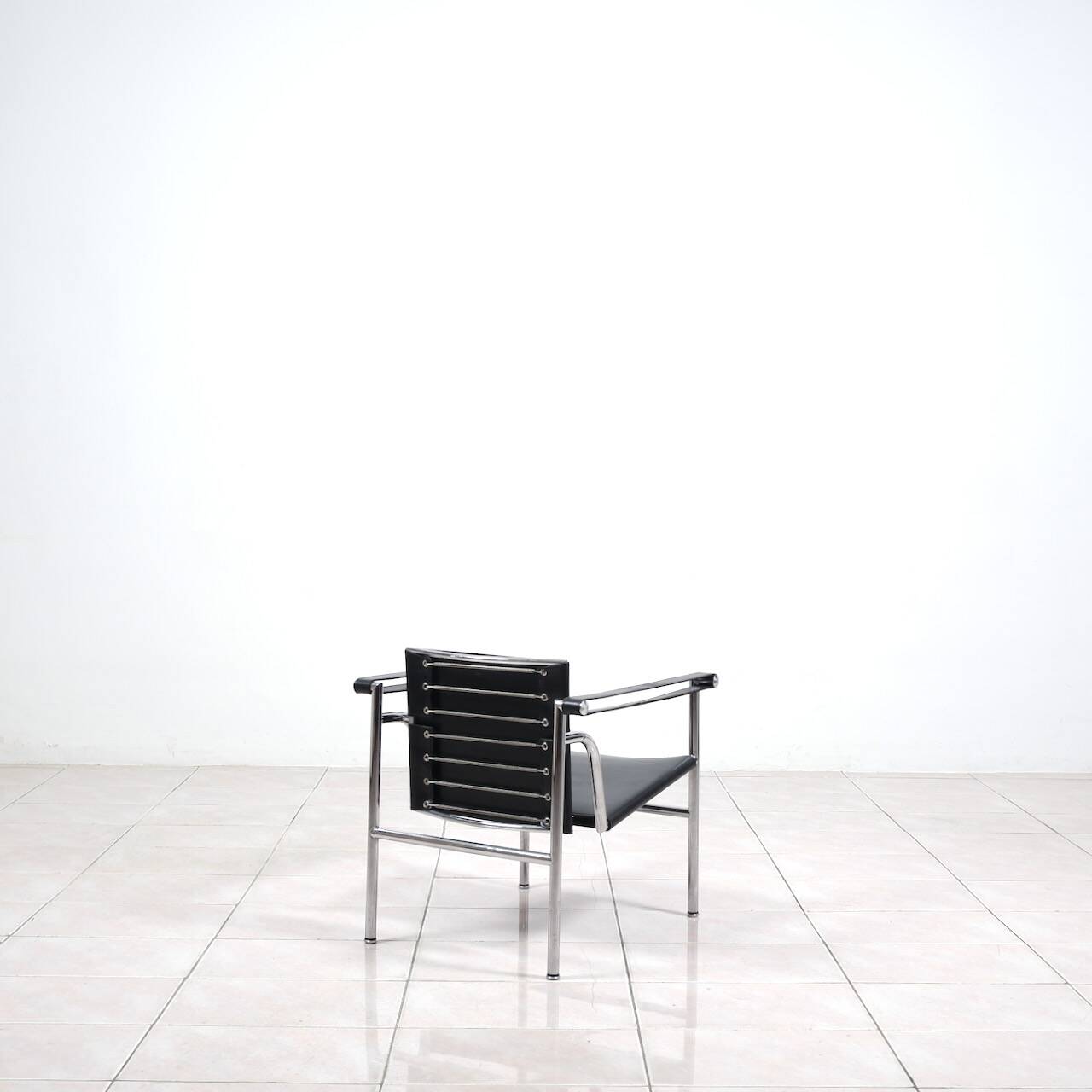 Fauteuil « lc1 » de charlotte perriand pour le corbusier, édités par cassina