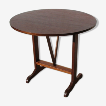 Tipping vine table in mahogany