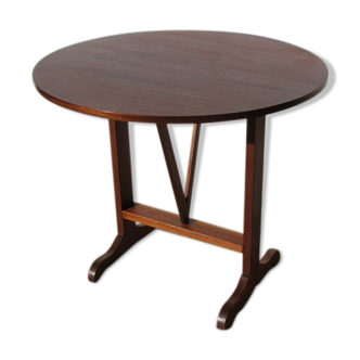 Tipping vine table in mahogany