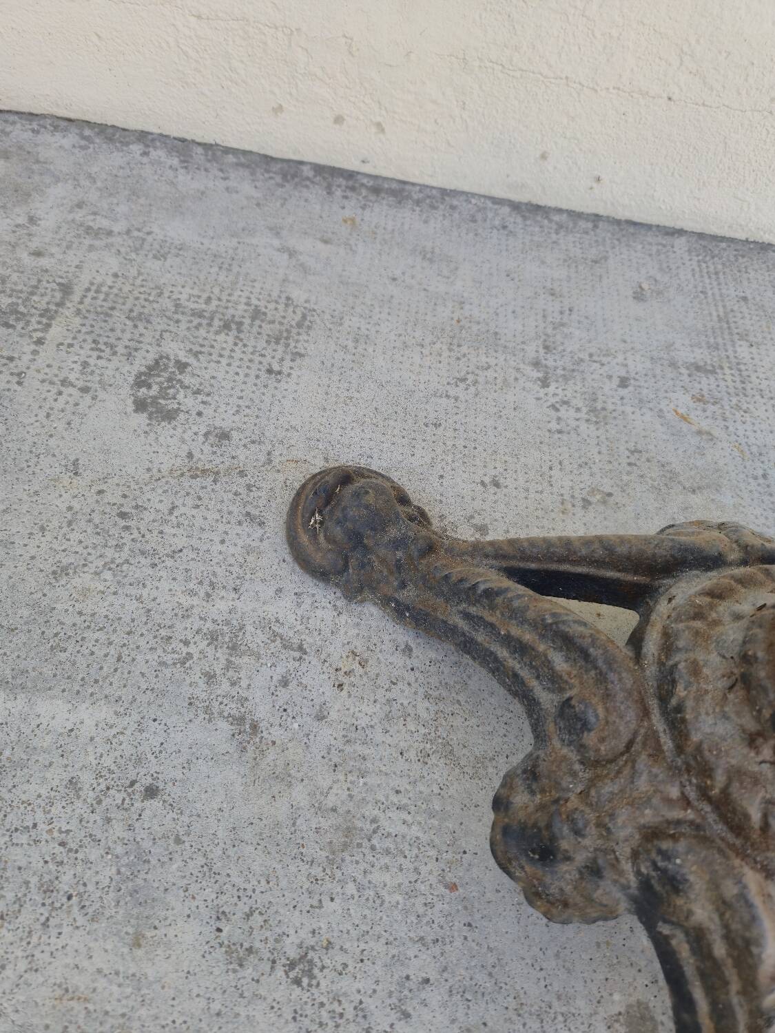 Pedestal table for restaurant bistro with lion paws and marble
