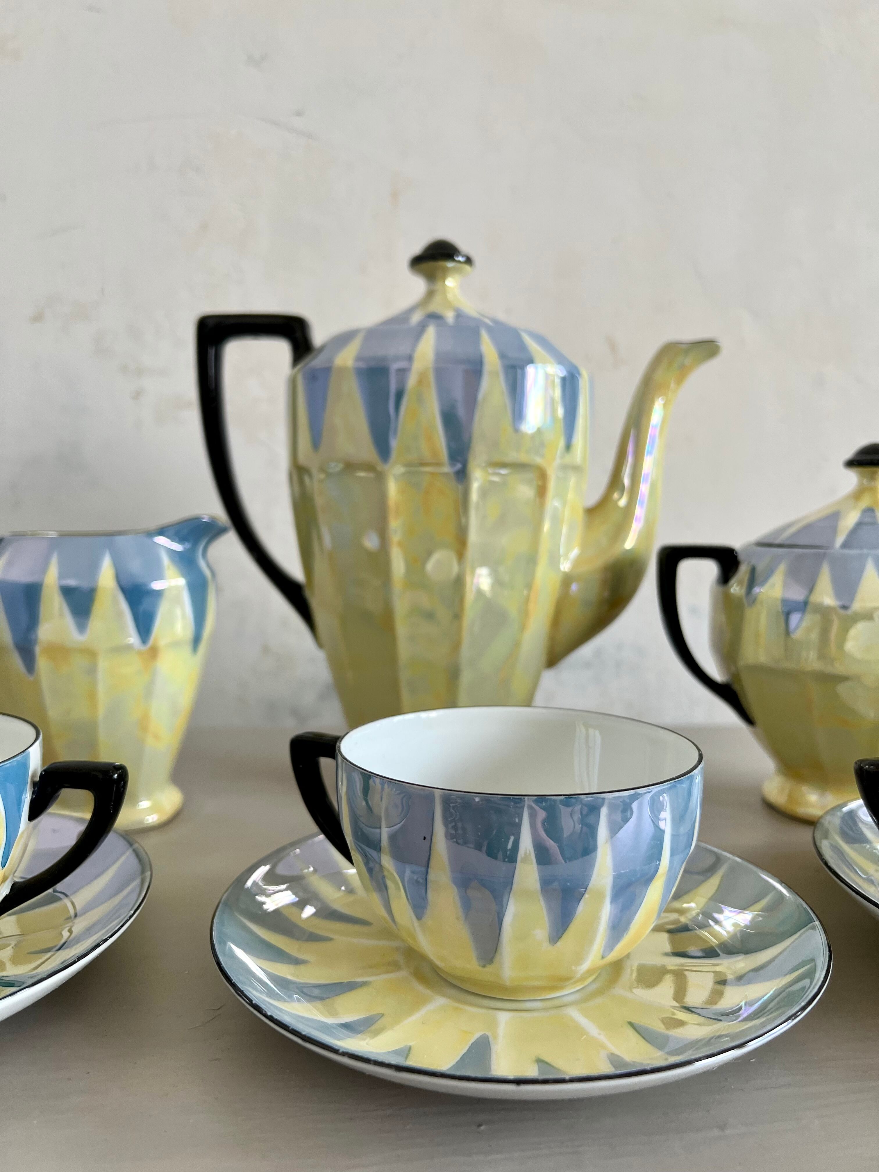 Art Deco coffee set in fine pearlescent porcelain 20s