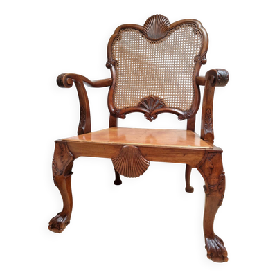 Fauteuil Bergère Chippendale, en acajou sculpté avec cannage et pieds en forme de griffes de lion.