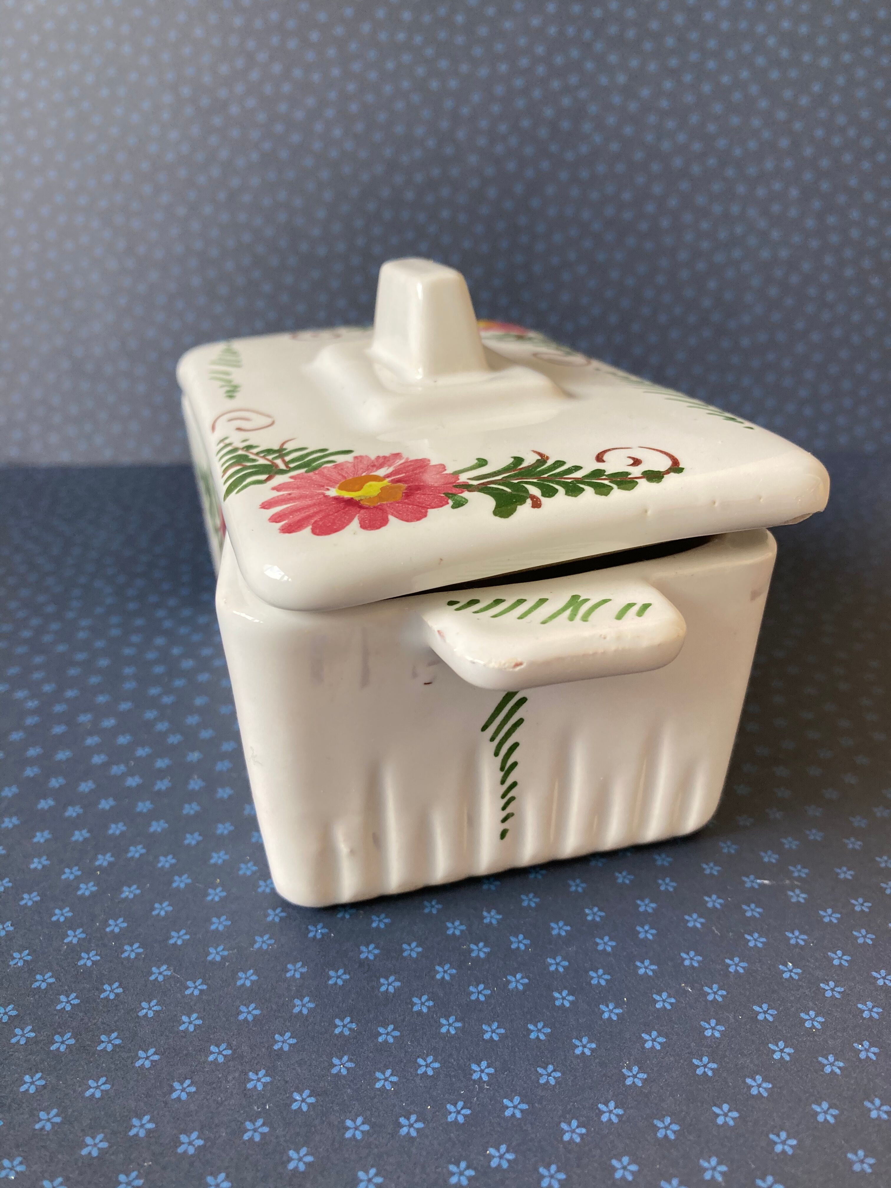 Flower porcelain butter