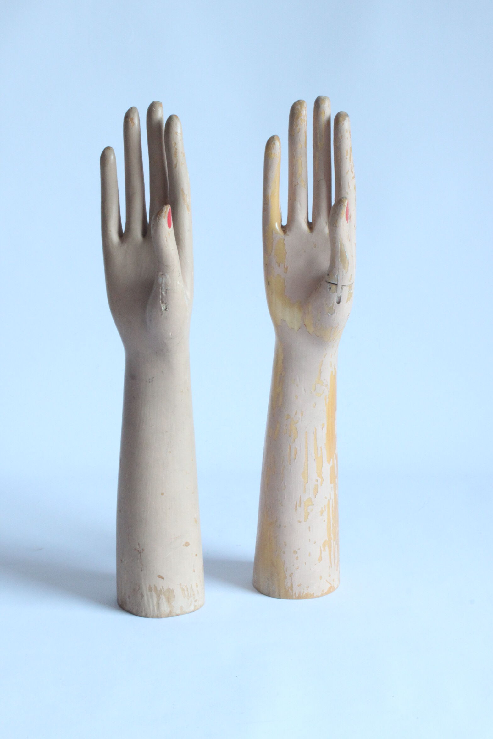 Gants en bois présentoirs de mannequins, années 1930, ensemble de 2.