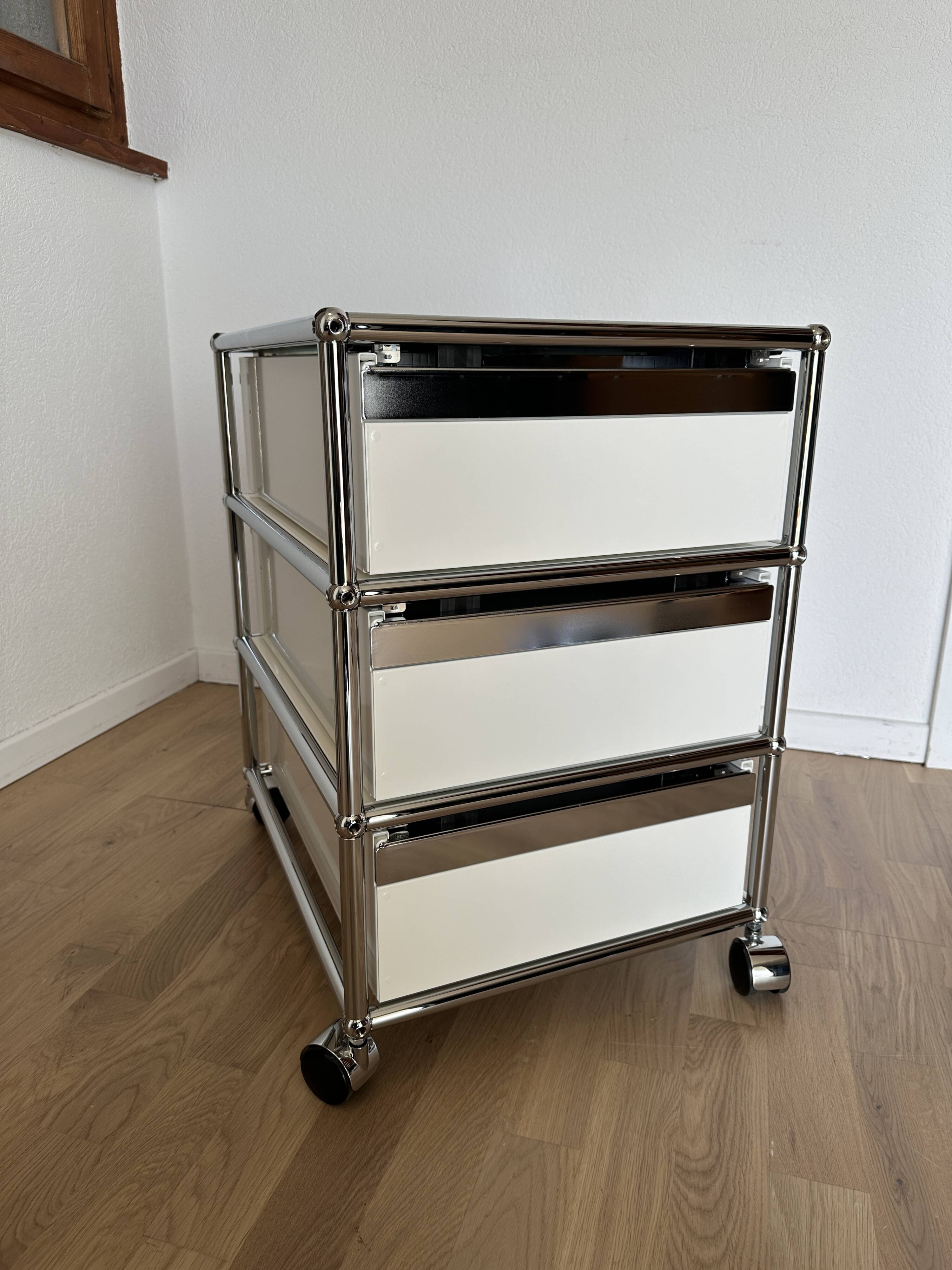 USM Haller wheeled caisson in Pure White