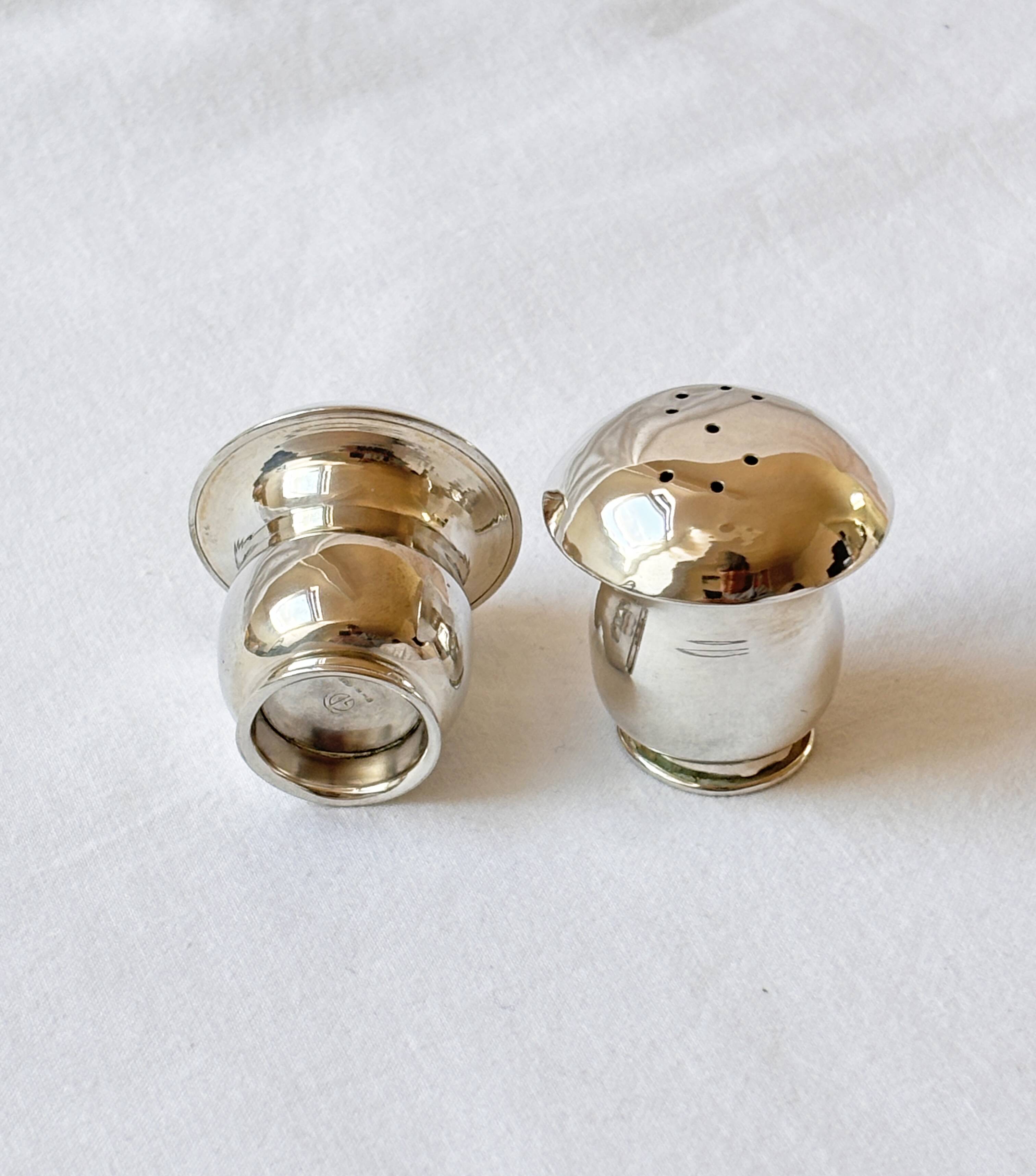 Paire de salière et poivrier en argent 800 en forme de champignon