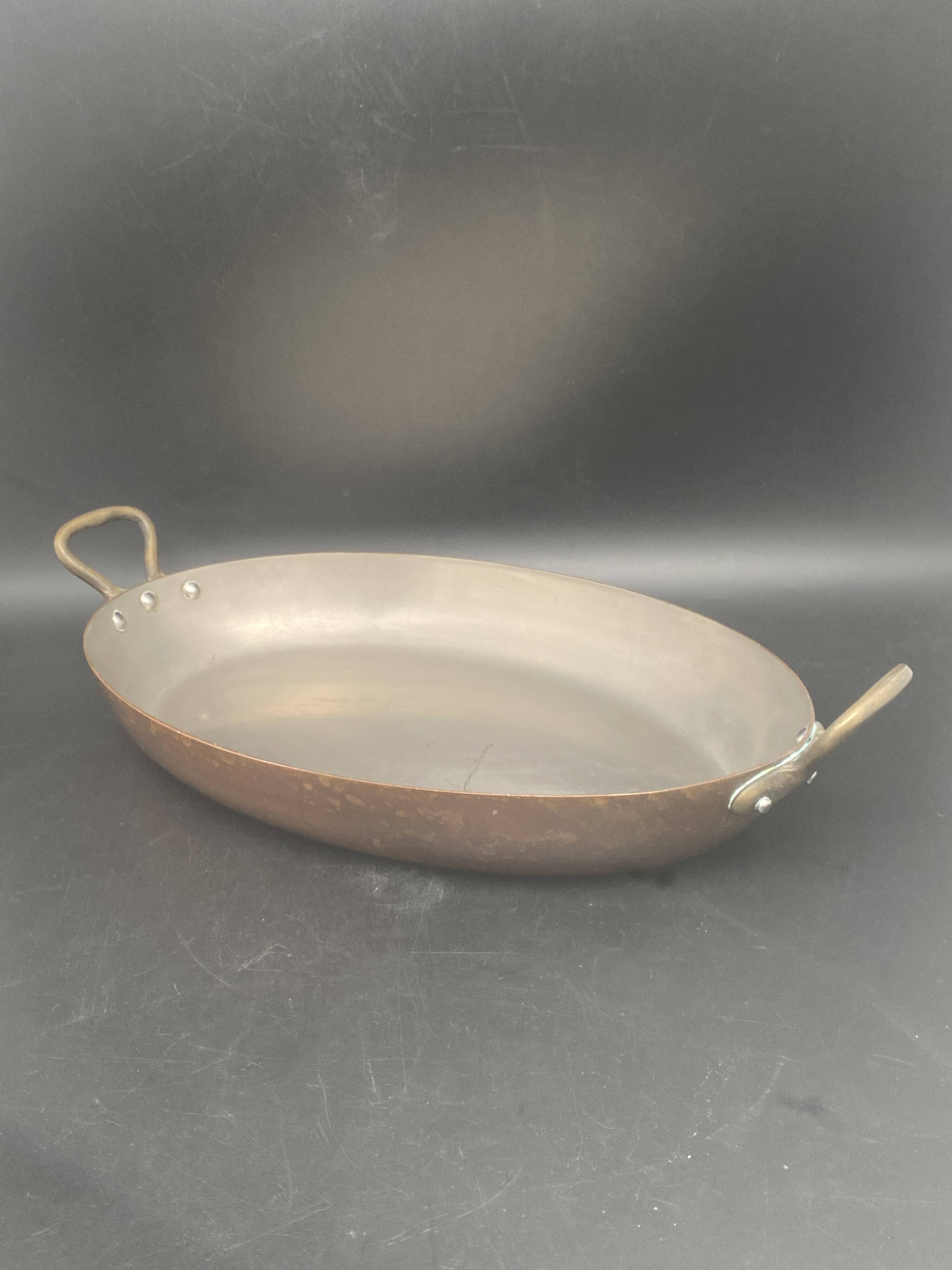 Oval dish with lid in white metal and copper