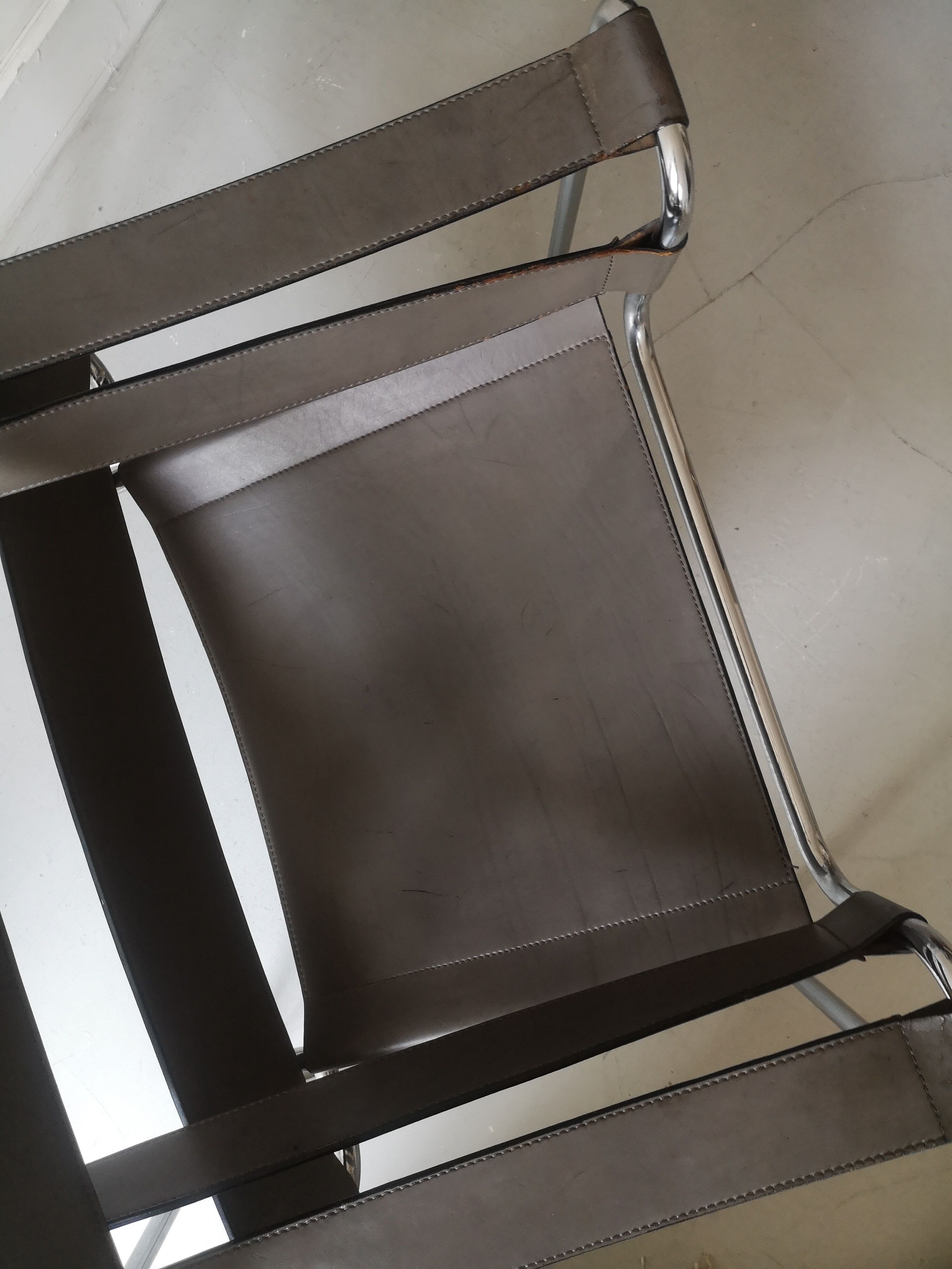 Fauteuil métal et cuir gris wassily par Marcel Breuer