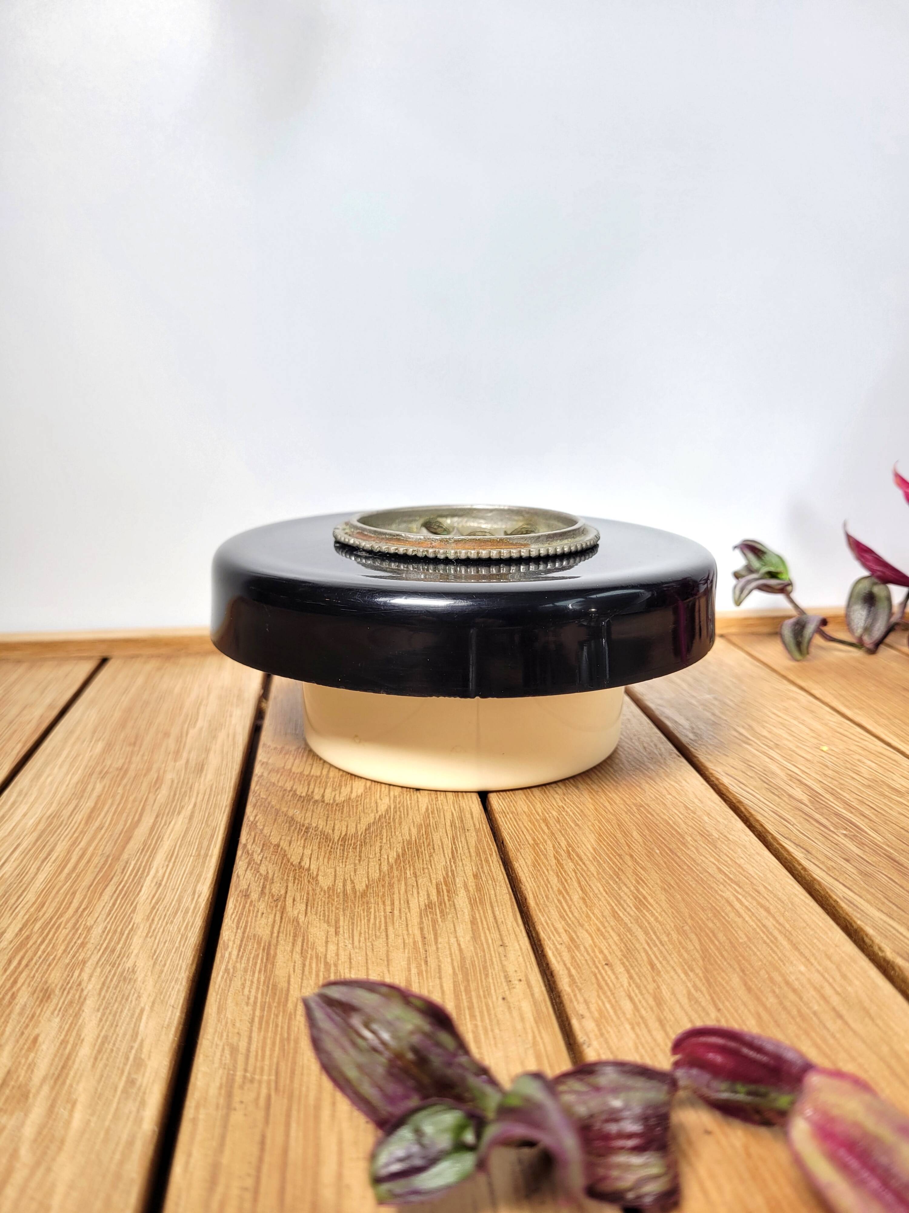 Pique flowers design resin black n white