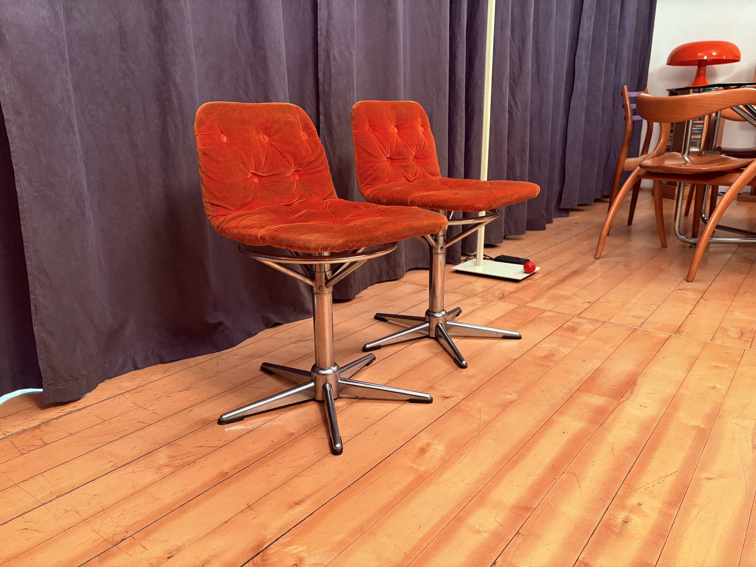 Paire de chaises pivotantes, années 1960