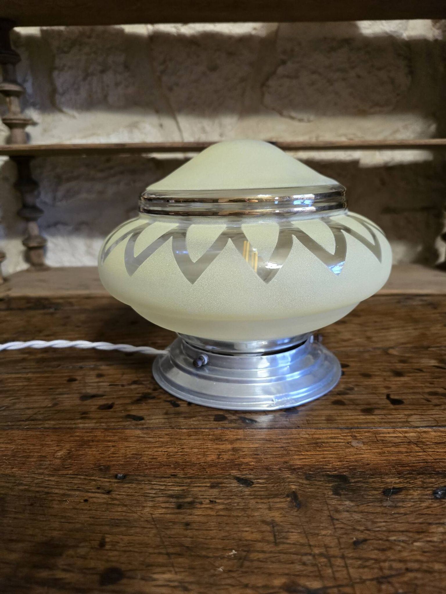 Vintage table lamp Globe saucer in frosted yellow glass with a trim.