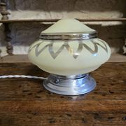 Vintage table lamp Globe saucer in frosted yellow glass with a trim.