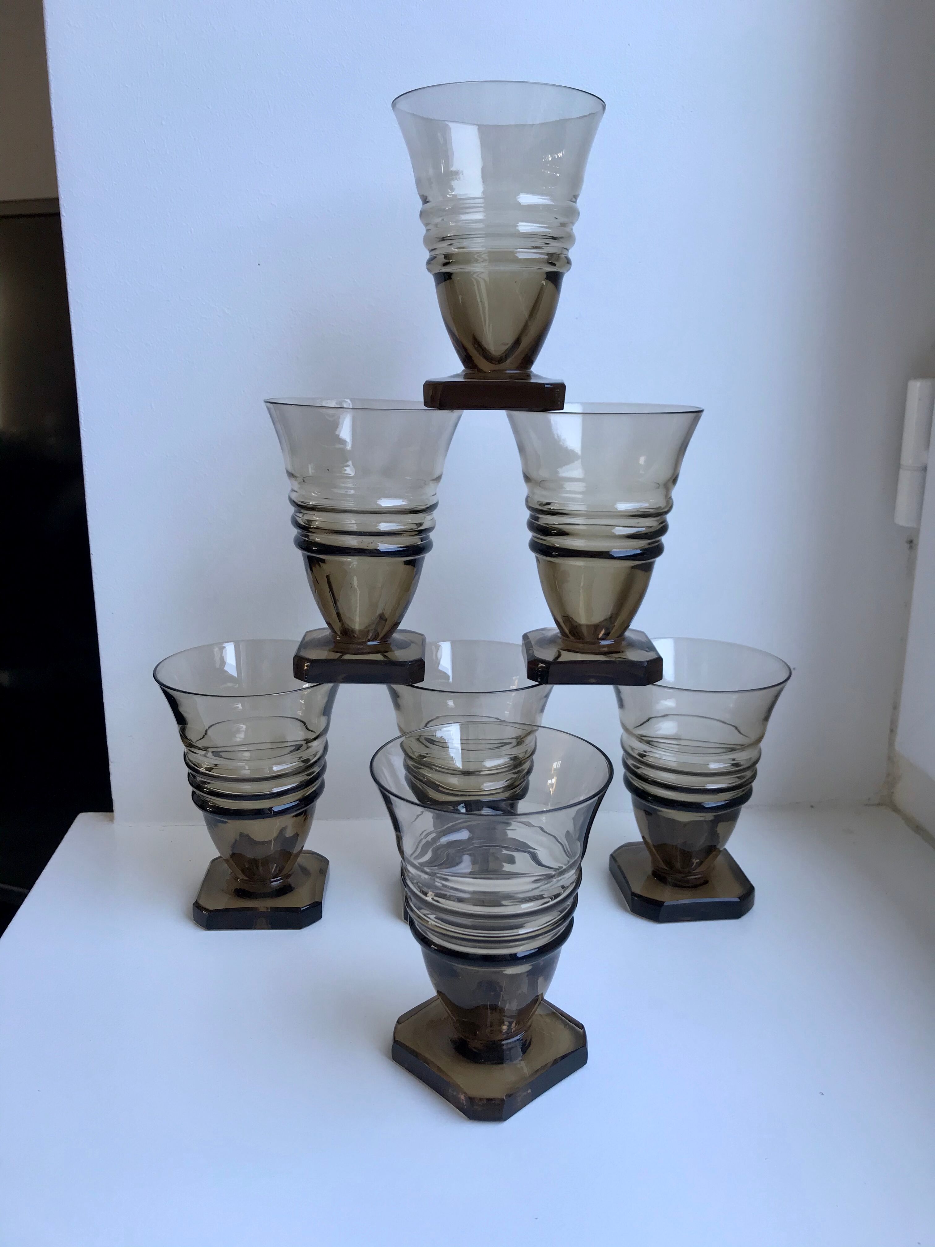 Set of 7 glasses in art deco smoked glass 30s