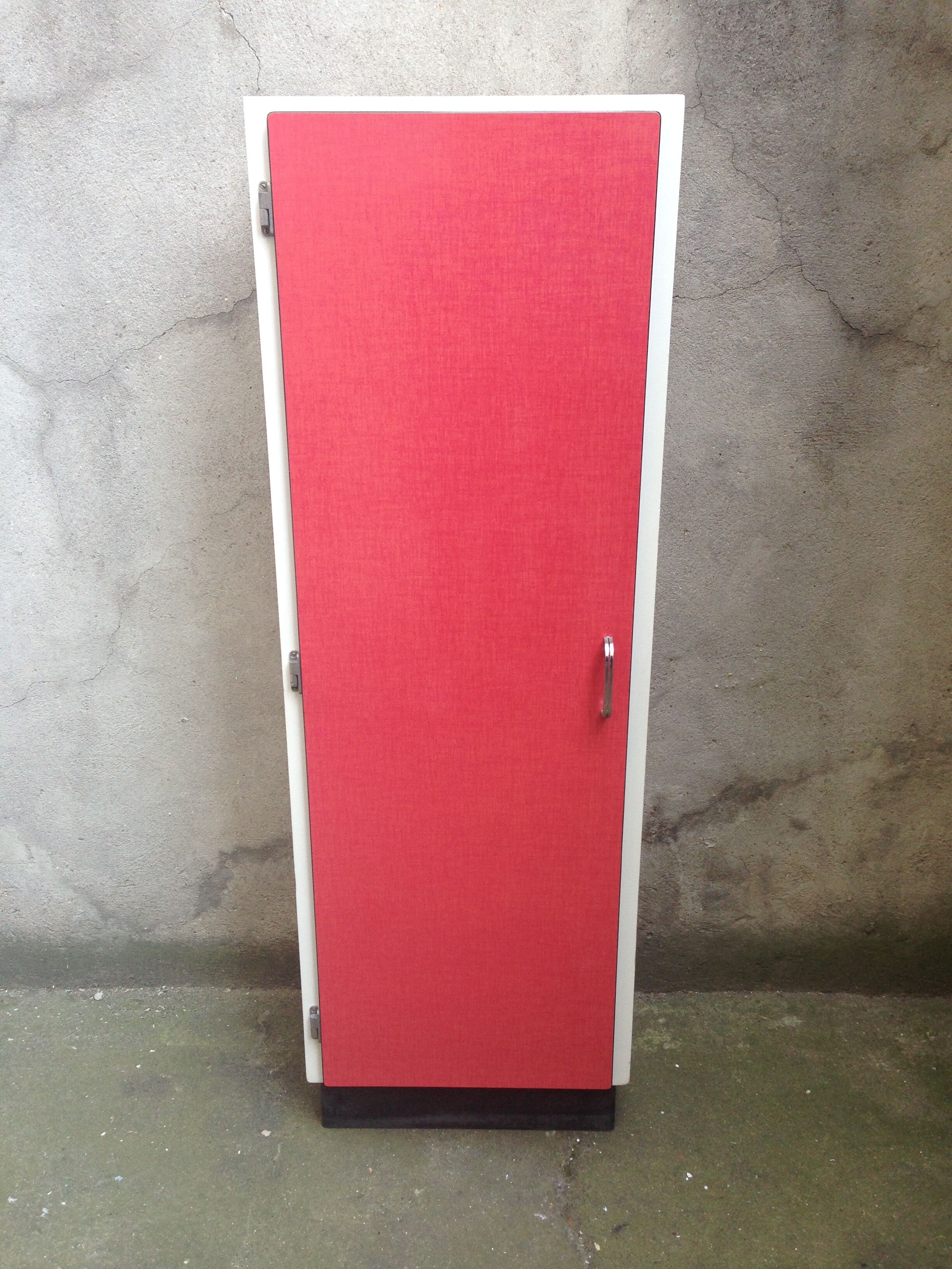 Buffet high red formica