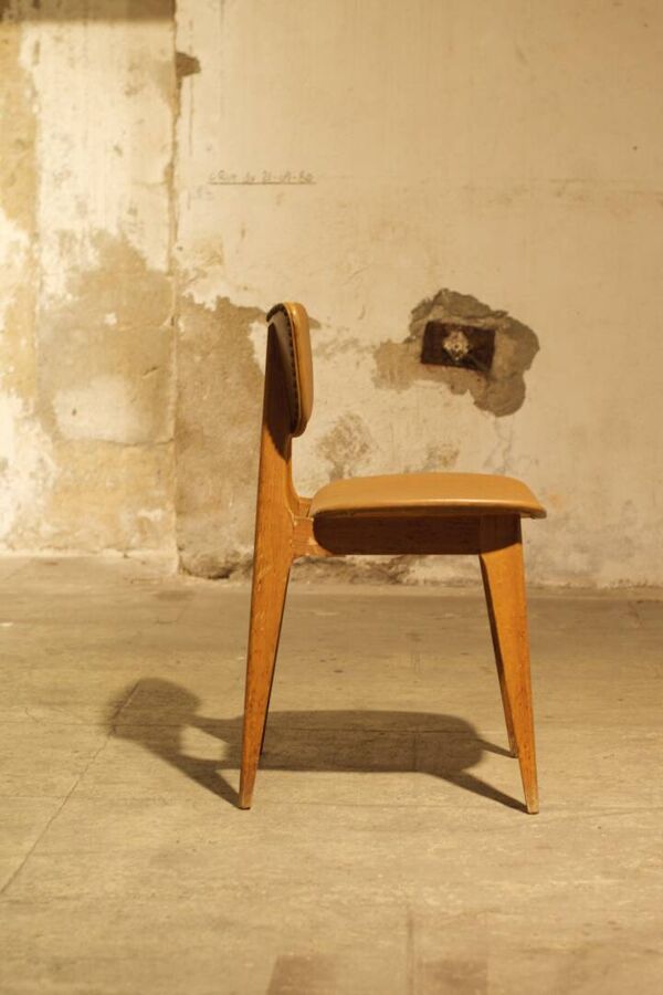 Trio de chaises vintage 6157 de Roger Landault cuir et bois 1950