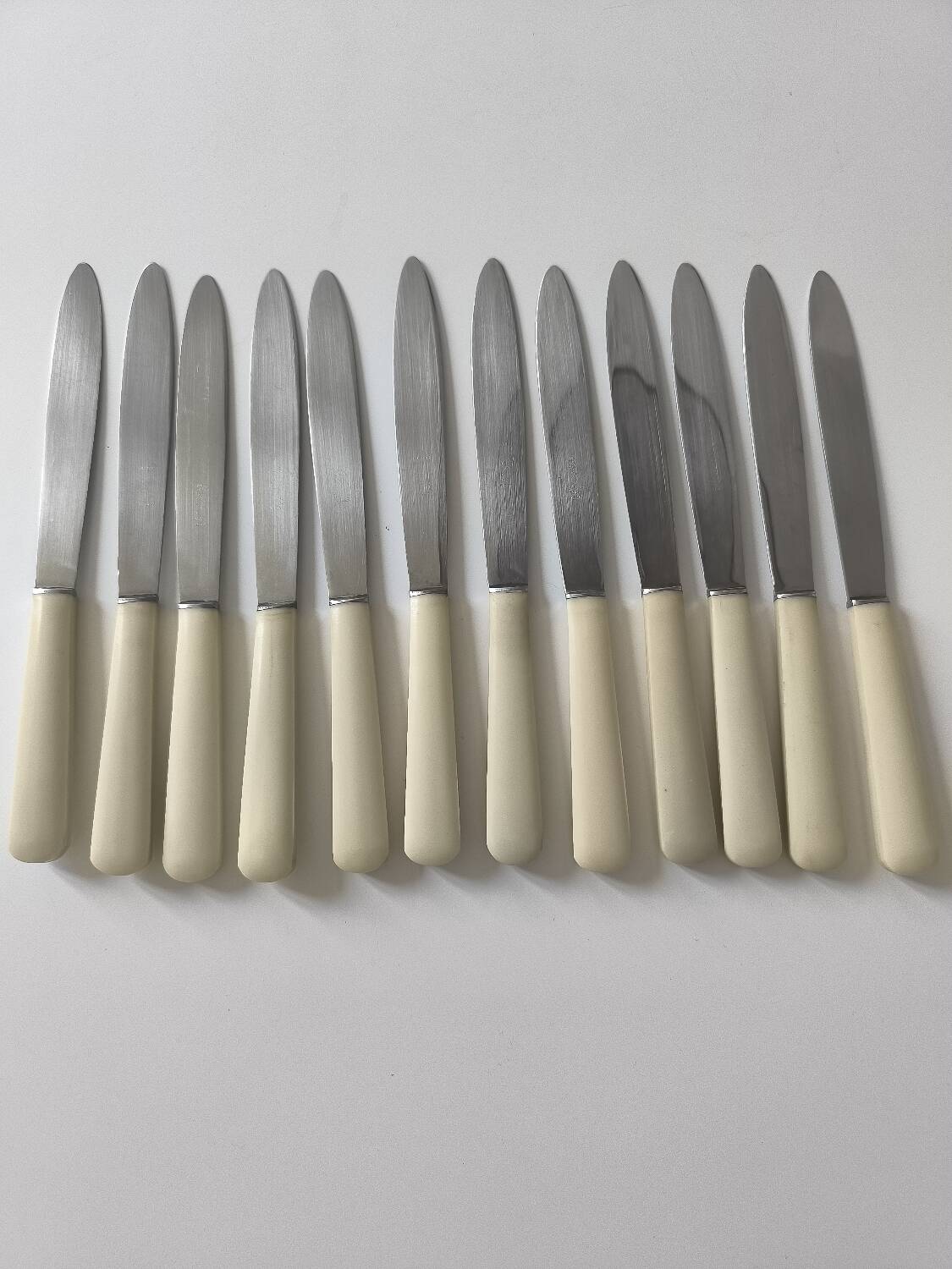 Set of 12 stainless steel and bakelite knives
