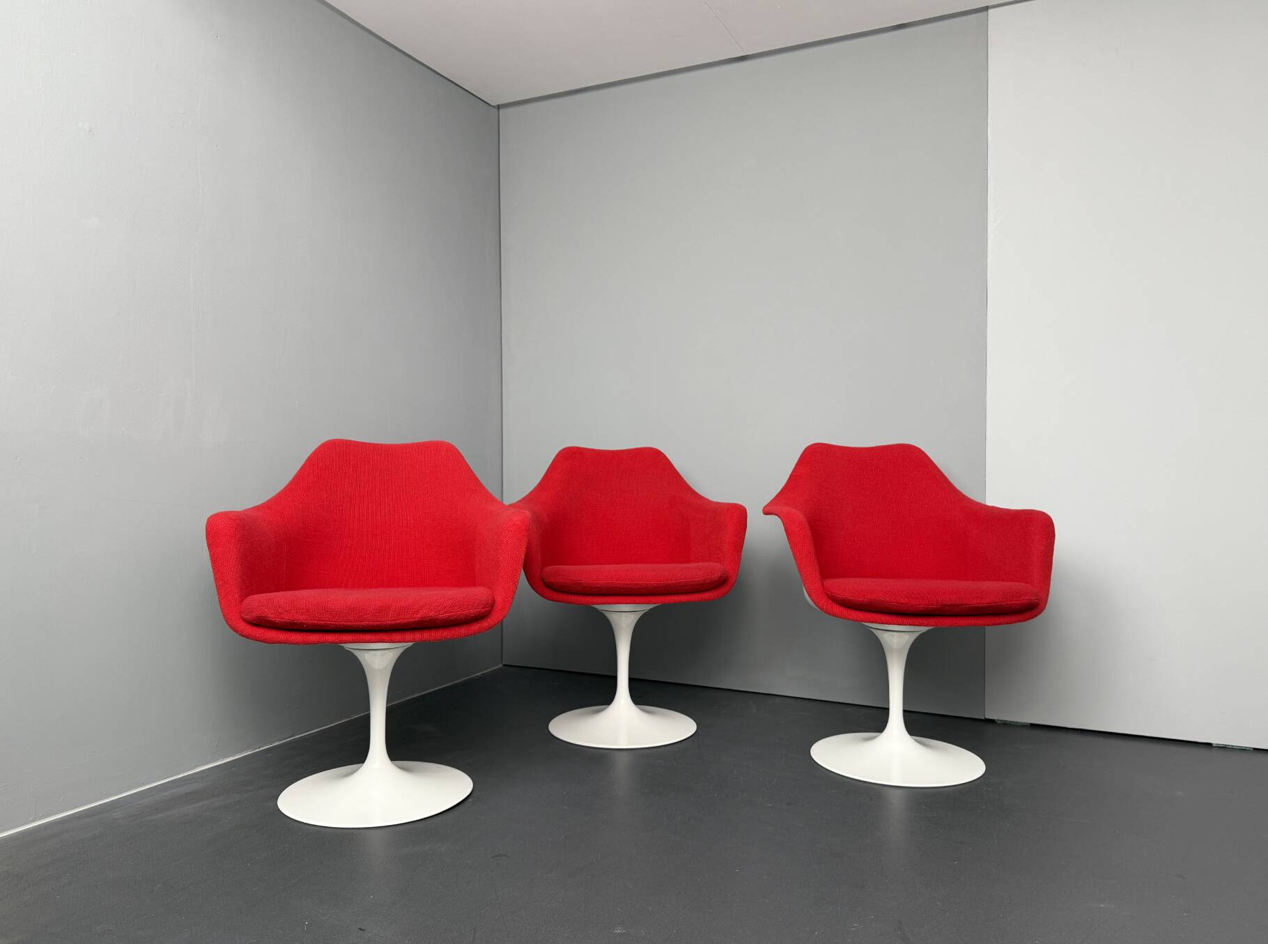 Tulip chair – swivel armchair red, by Eero Saarinen for Knoll International, Italy, 1960s