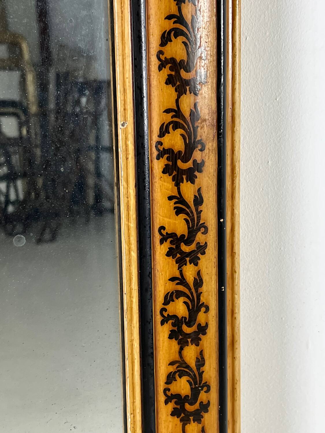 French mirror flower motive