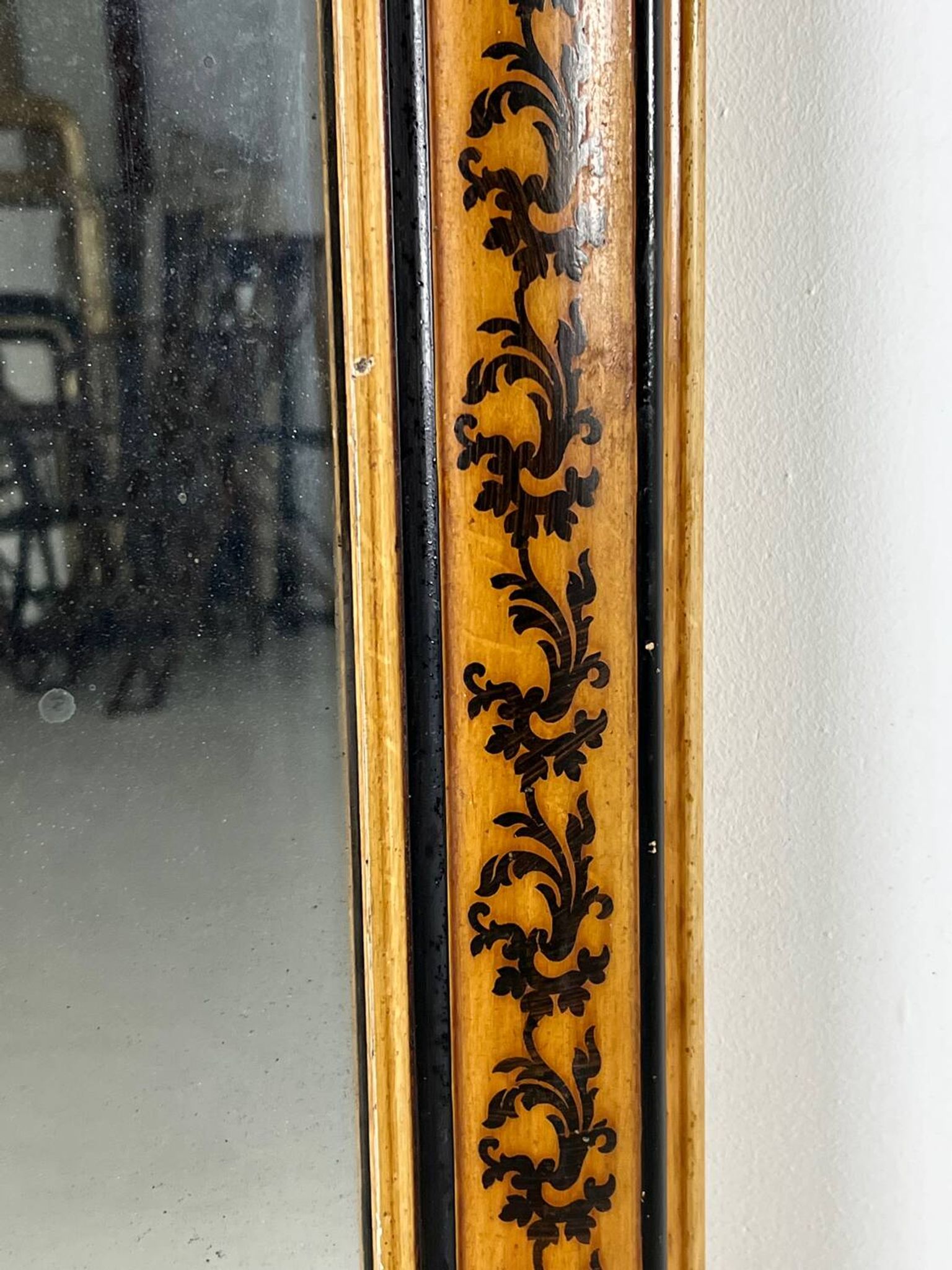 French mirror flower motive