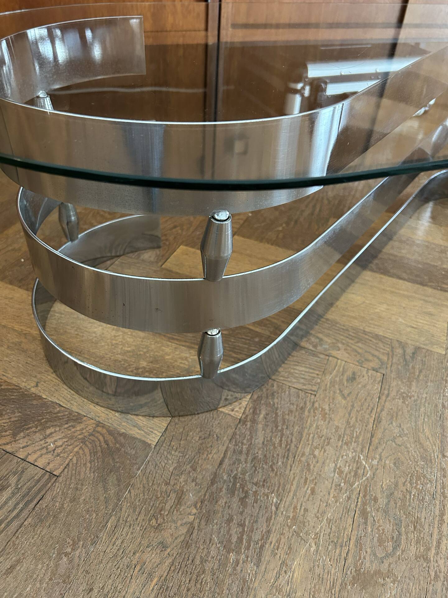Table basse ovale design années 70 en verre et pieds chromé « S »