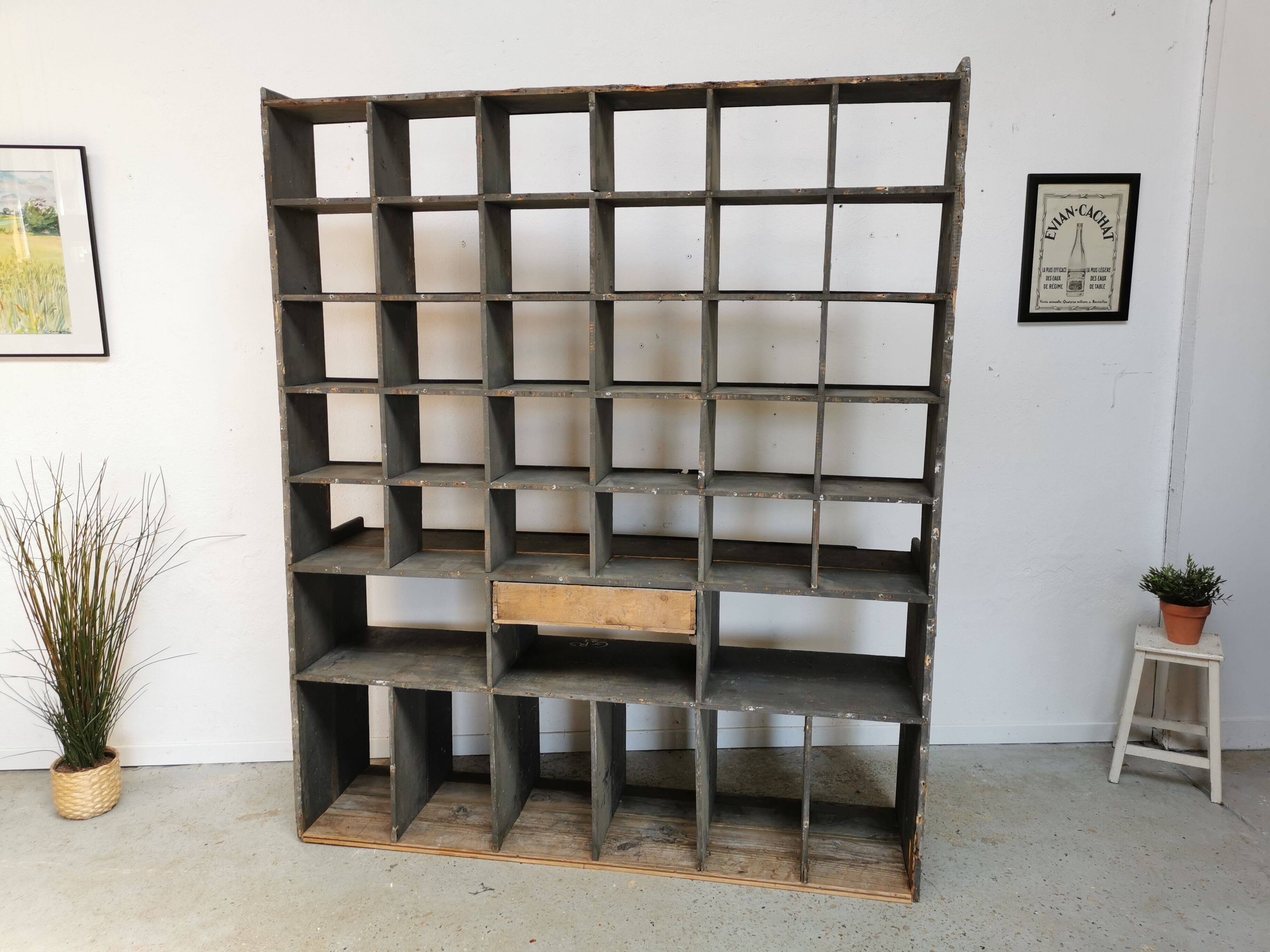 Meuble de métier à casiers bibliothèque