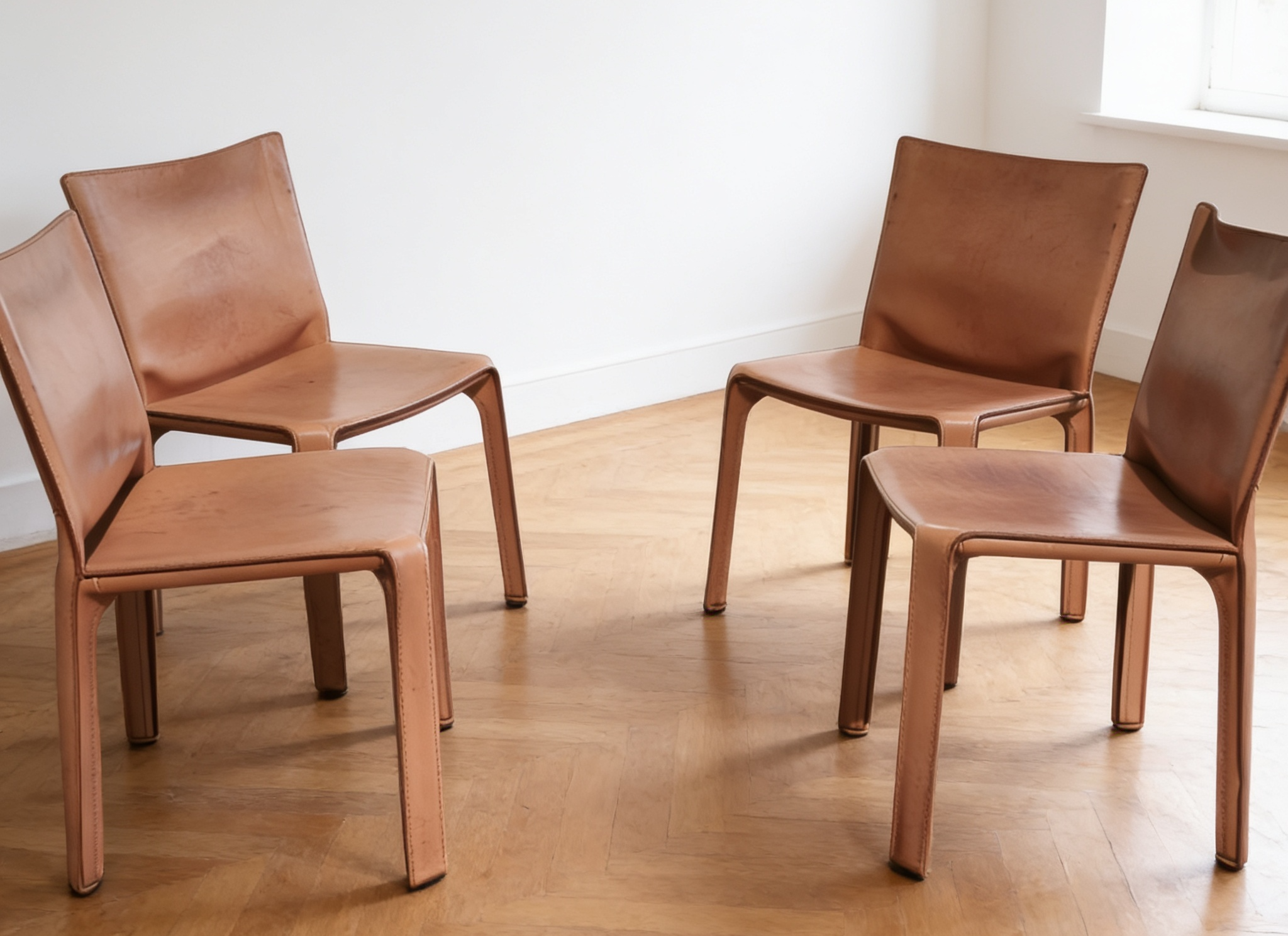 Suite de 4 chaises CAB412 Mario Bellini