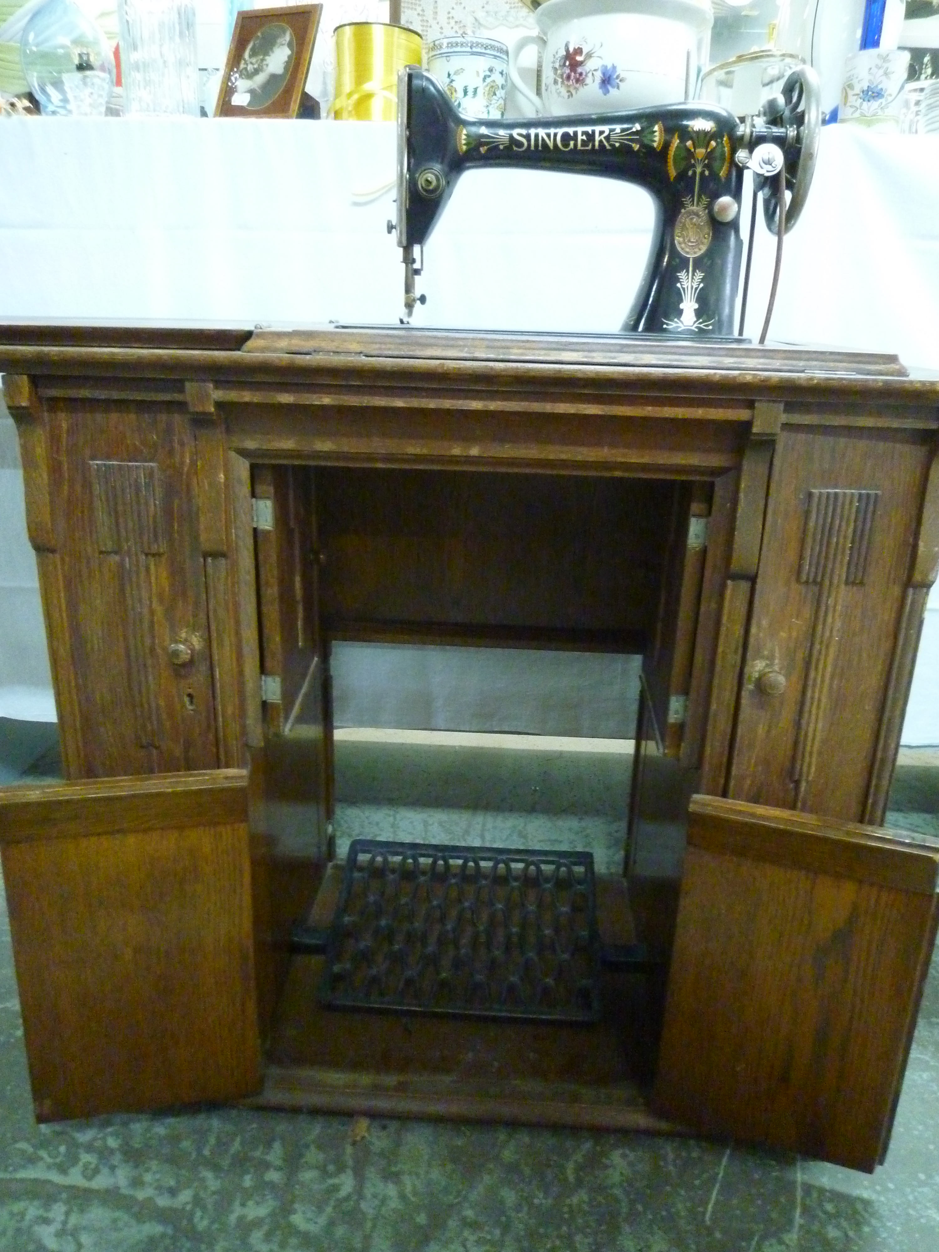 Machine sewing art déco