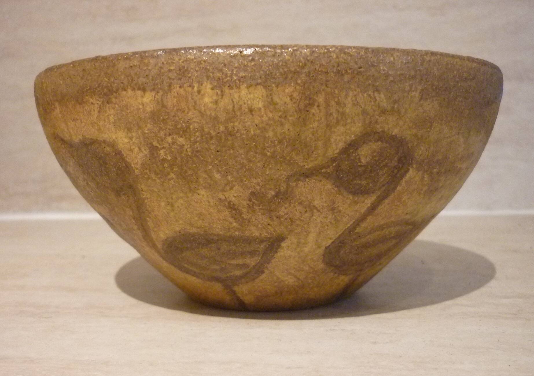 Chamotte clay bowl with bird decoration