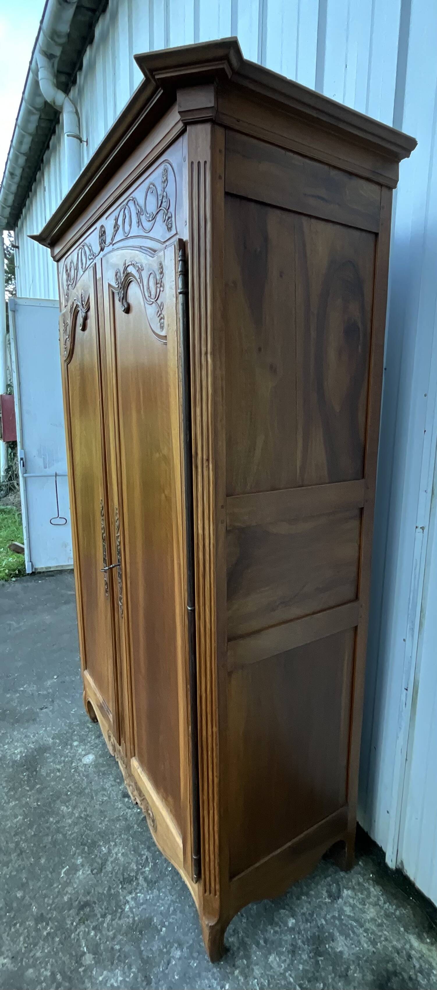 Armoire Louis XV En Noyer Massif, Fin XIXᵉ Siècle