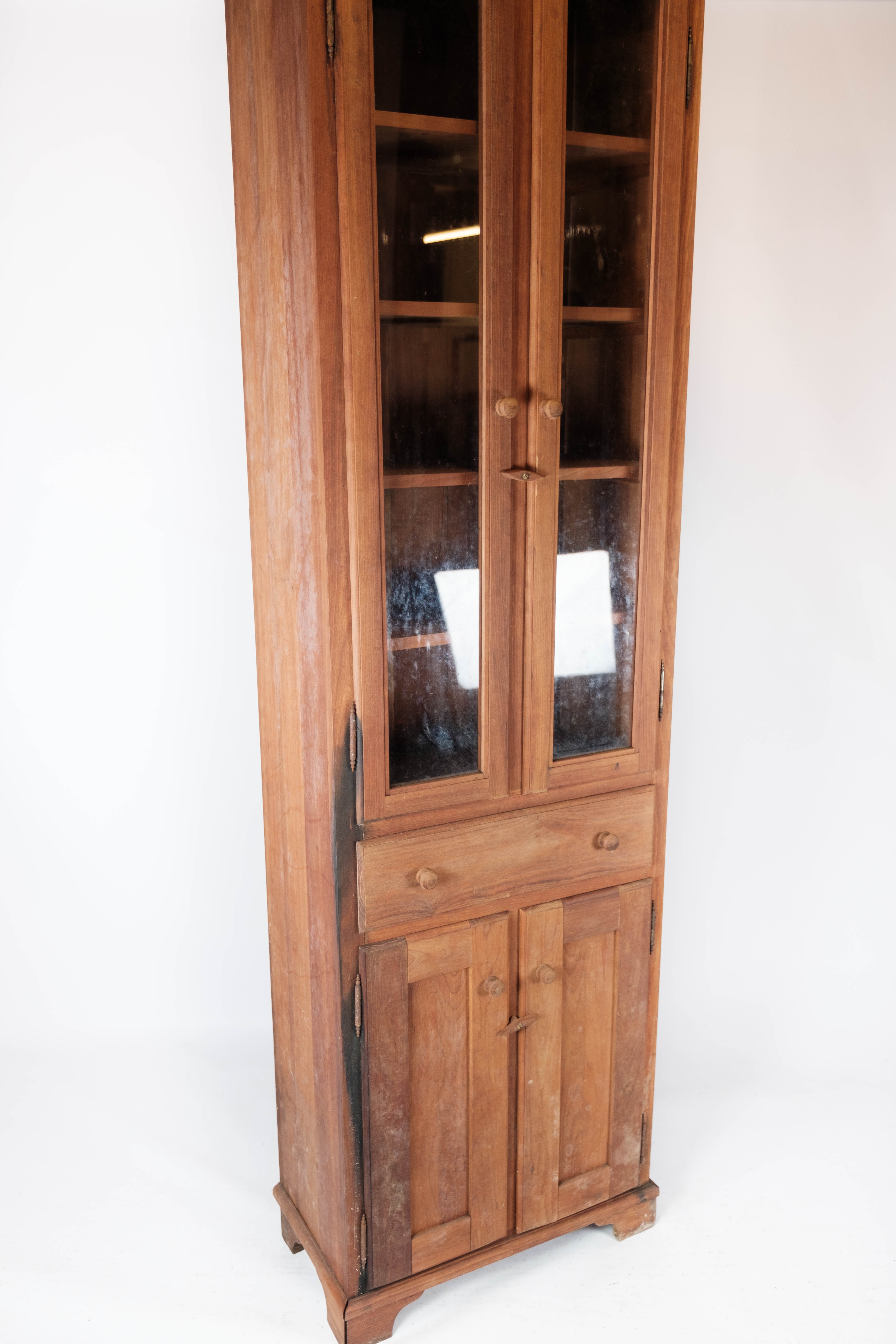 Armoire en verre en bois clair, années 1940