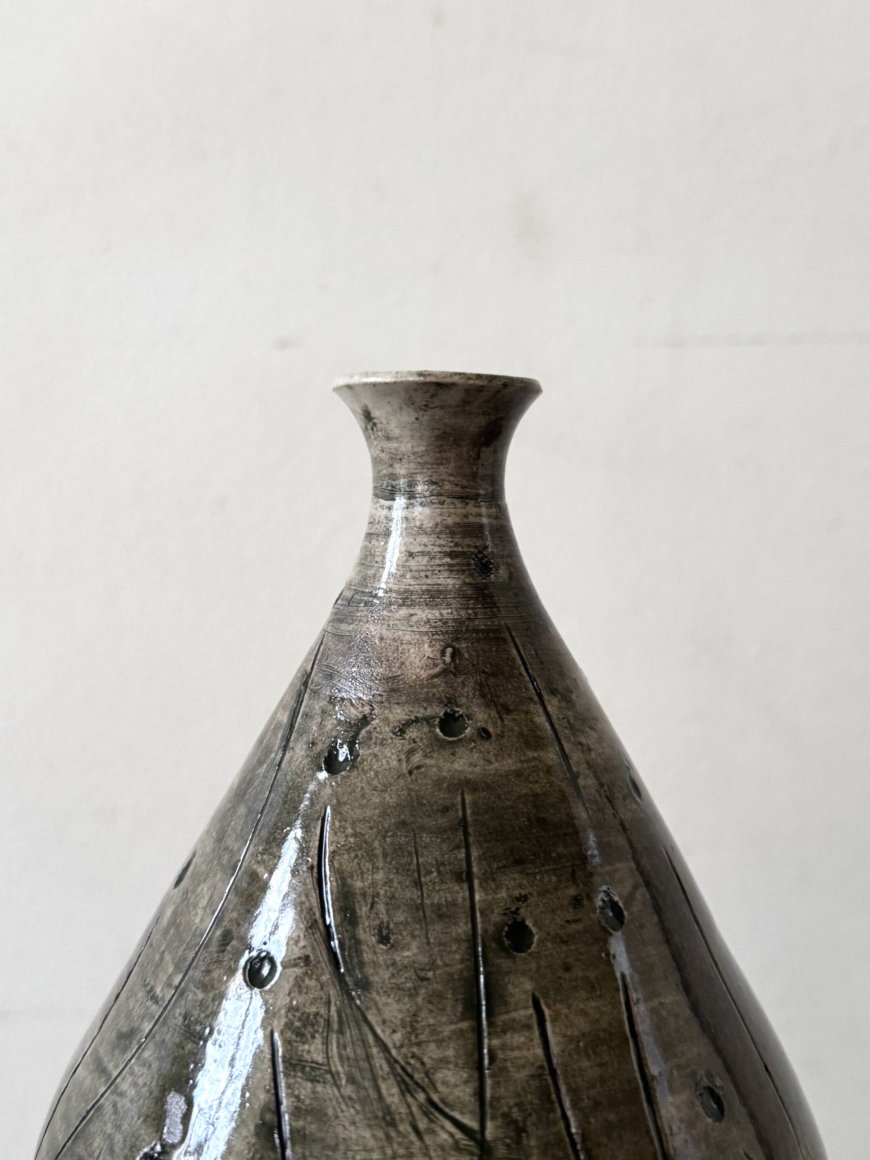 Japandi vase in glazed and incised ceramic, signed with a stamp.