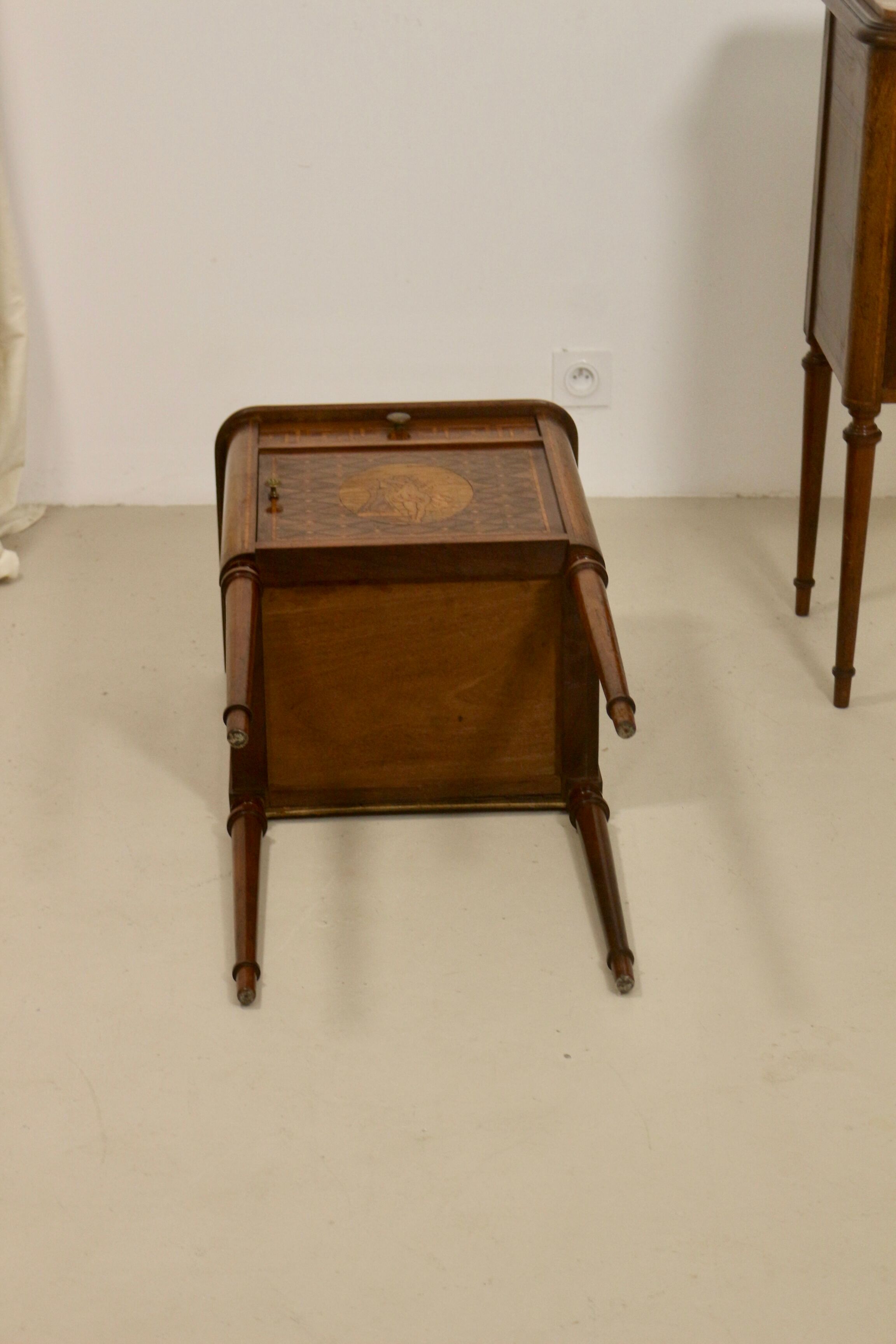 Pair of marquetry bedside tables decorated in marble façade Brèche d'Aleppo. Ref Toulouse.